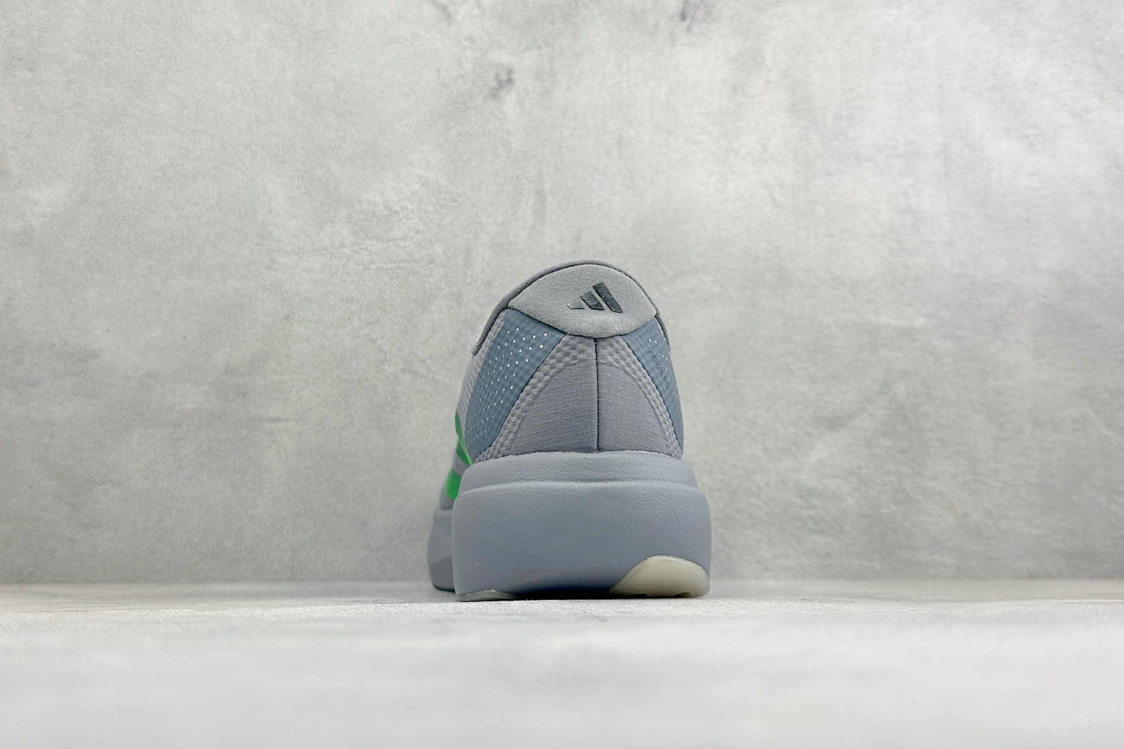 RS版Adidas Adizero Evo SL 阿迪超轻透气缓震跑鞋 整体外观造型与adiZero Adios Pro