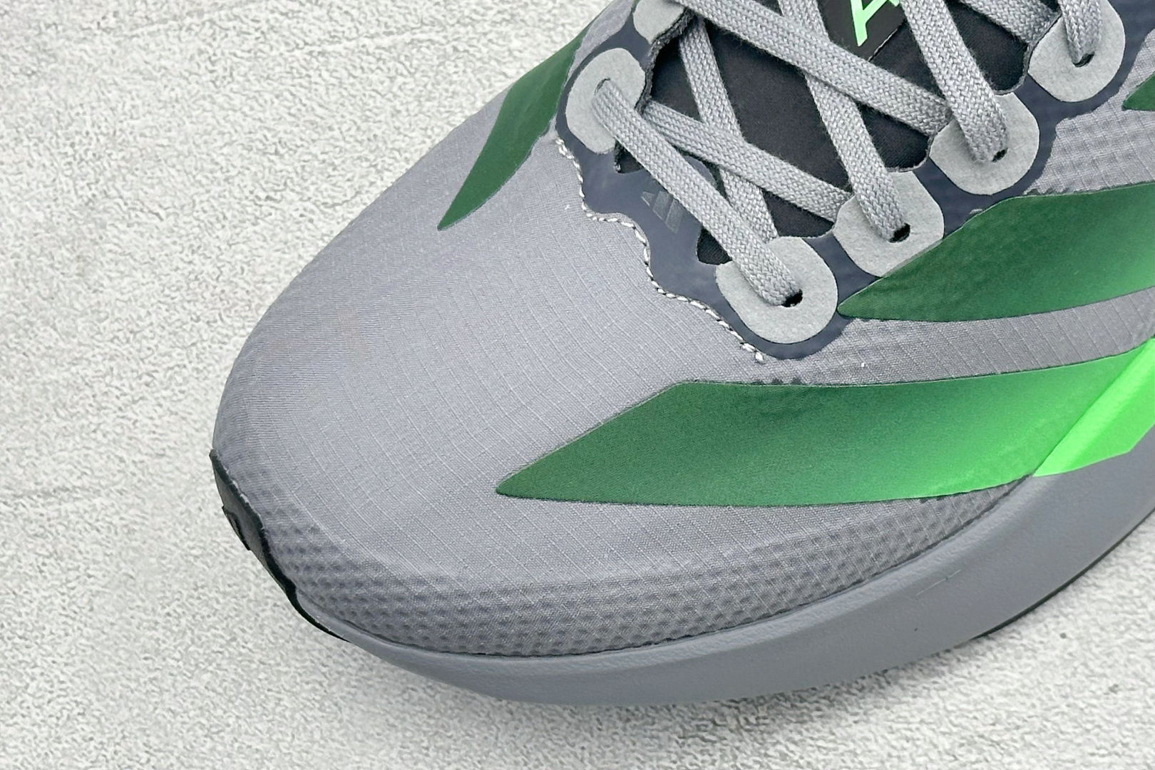 RS版Adidas Adizero Evo SL 阿迪超轻透气缓震跑鞋 整体外观造型与adiZero Adios Pro