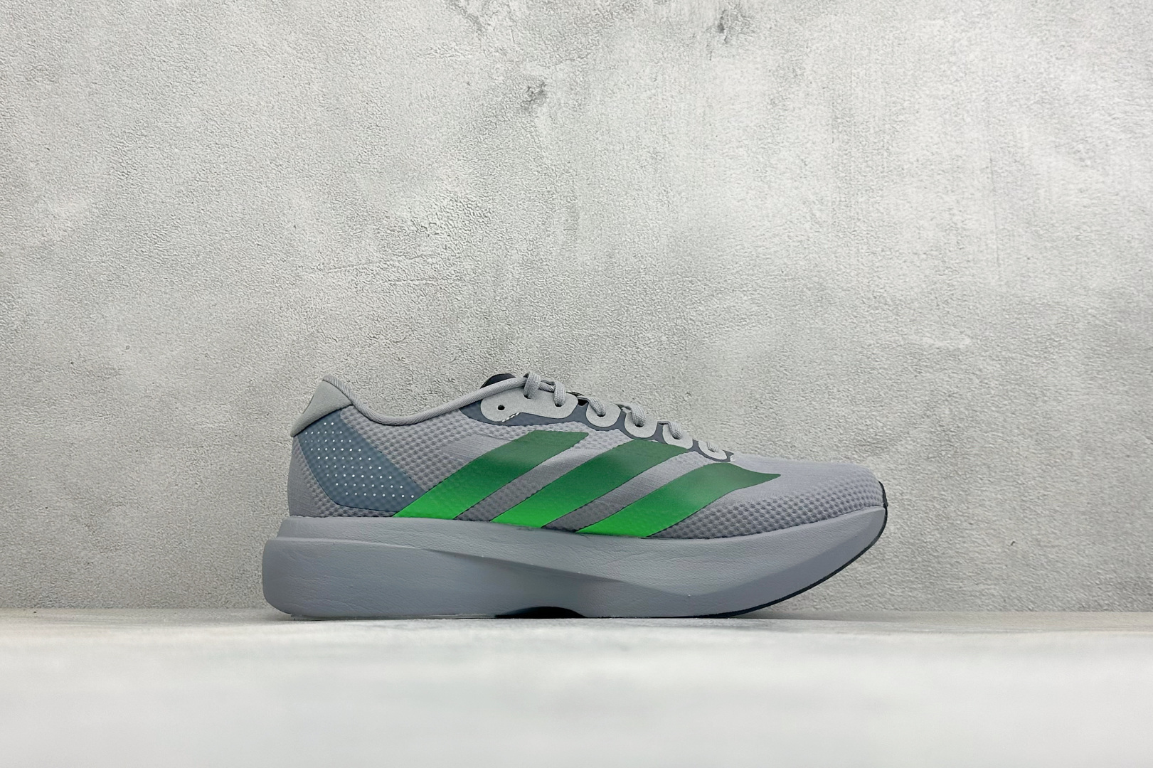 RS版Adidas Adizero Evo SL 阿迪超轻透气缓震跑鞋 整体外观造型与adiZero Adios Pro