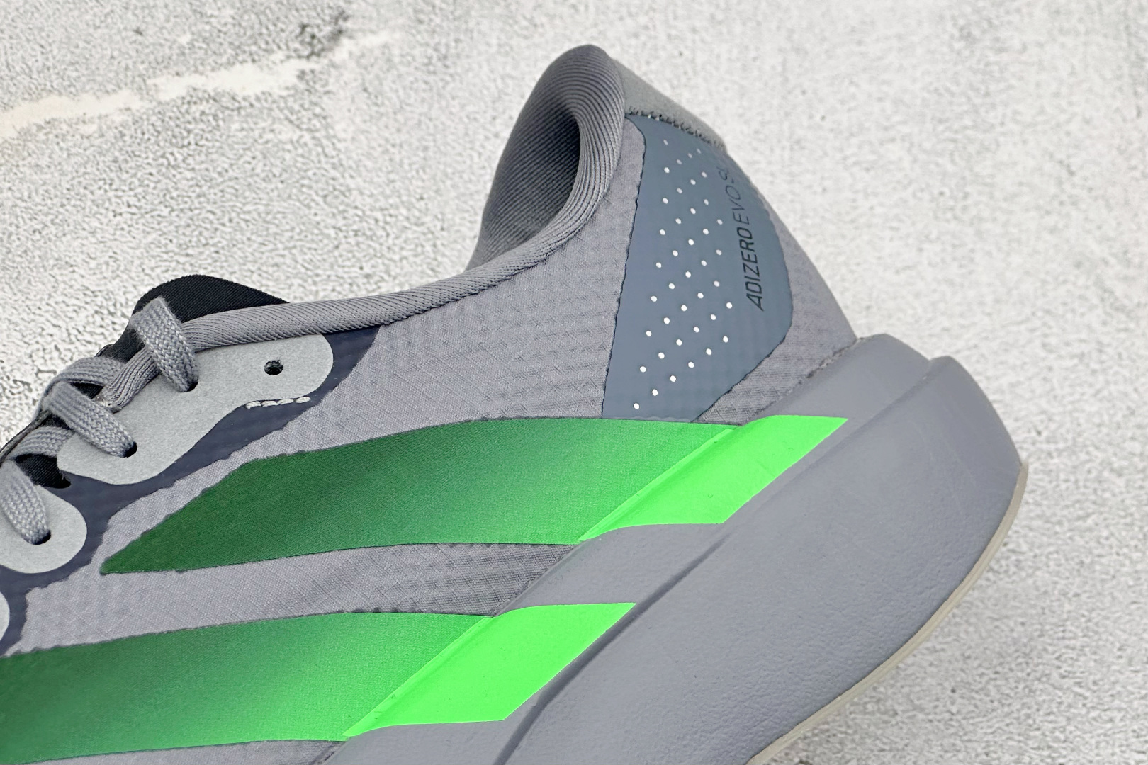 RS版Adidas Adizero Evo SL 阿迪超轻透气缓震跑鞋 整体外观造型与adiZero Adios Pro