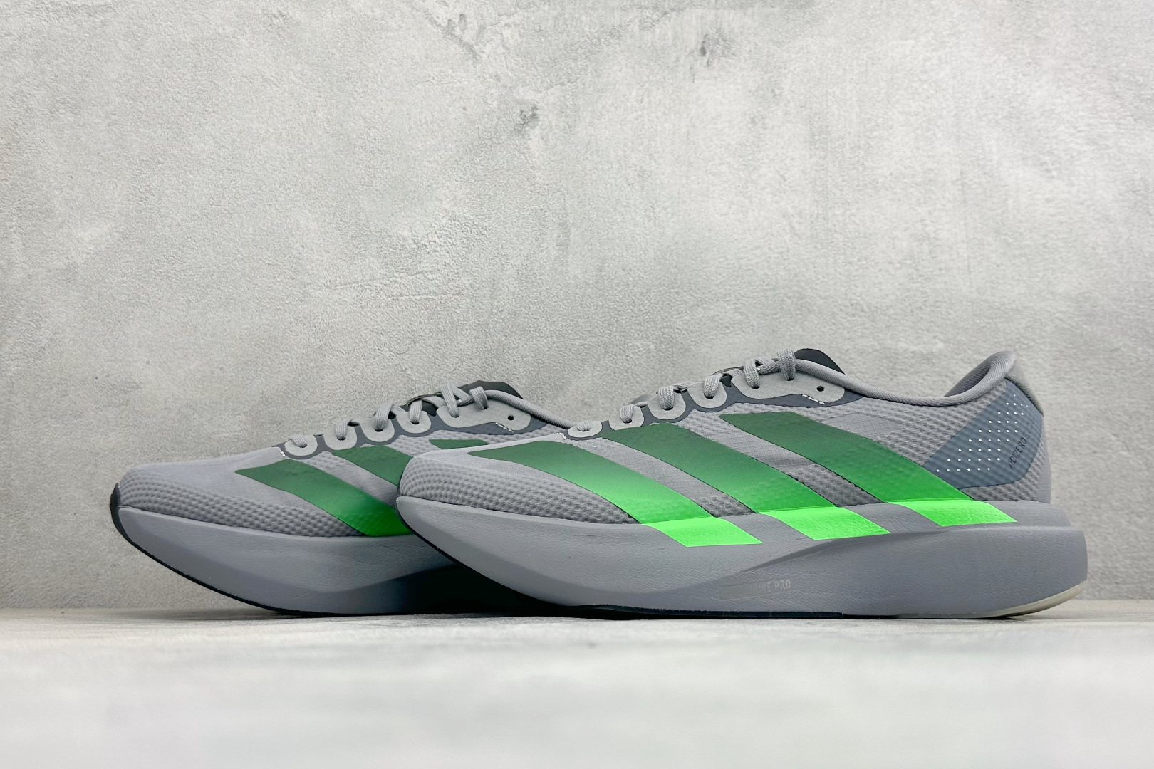 RS版Adidas Adizero Evo SL 阿迪超轻透气缓震跑鞋 整体外观造型与adiZero Adios Pro