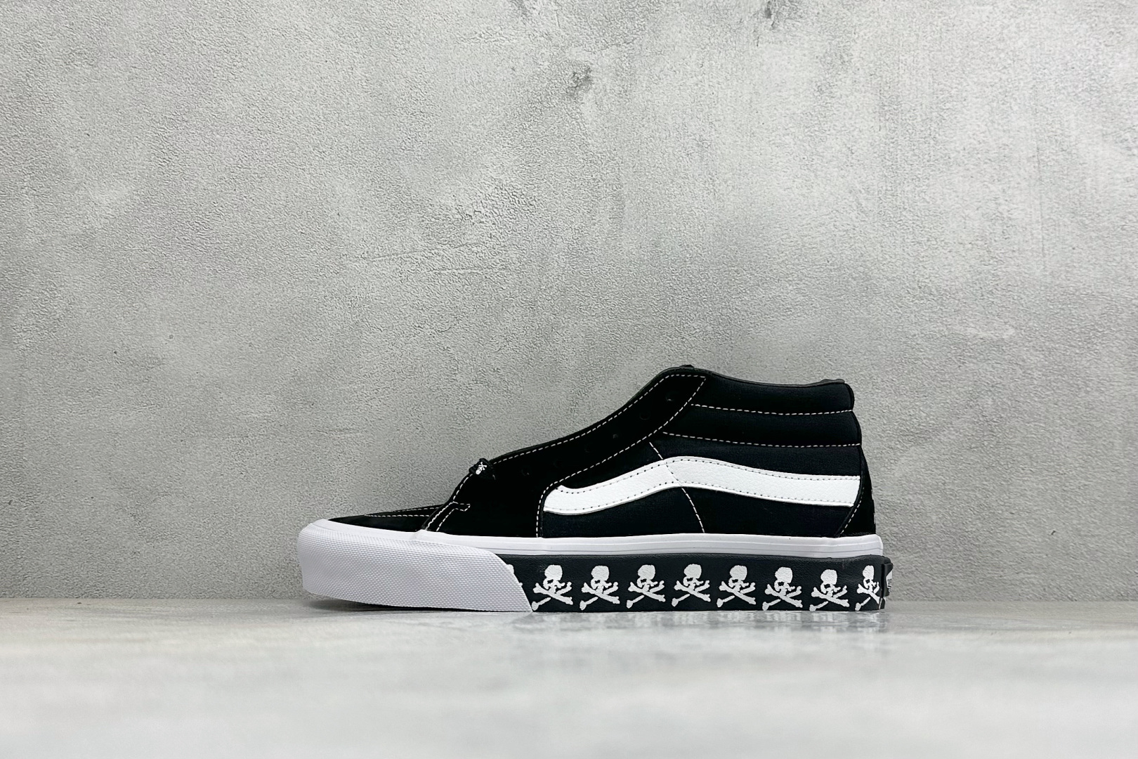 Vans Sk8-Mid 骷髅限定💀 鞋身采用黑色麂皮拼接帆布材质 鞋带印满骷髅骨头纹样呼应鞋侧围条环绕连续骷髅交叉骨印 Vans Sk8-Mid 骷髅限定💀 鞋身采用黑色麂皮拼接帆布材质 鞋带印满骷髅骨头纹样呼应鞋侧围条环绕连续骷髅交叉骨印
