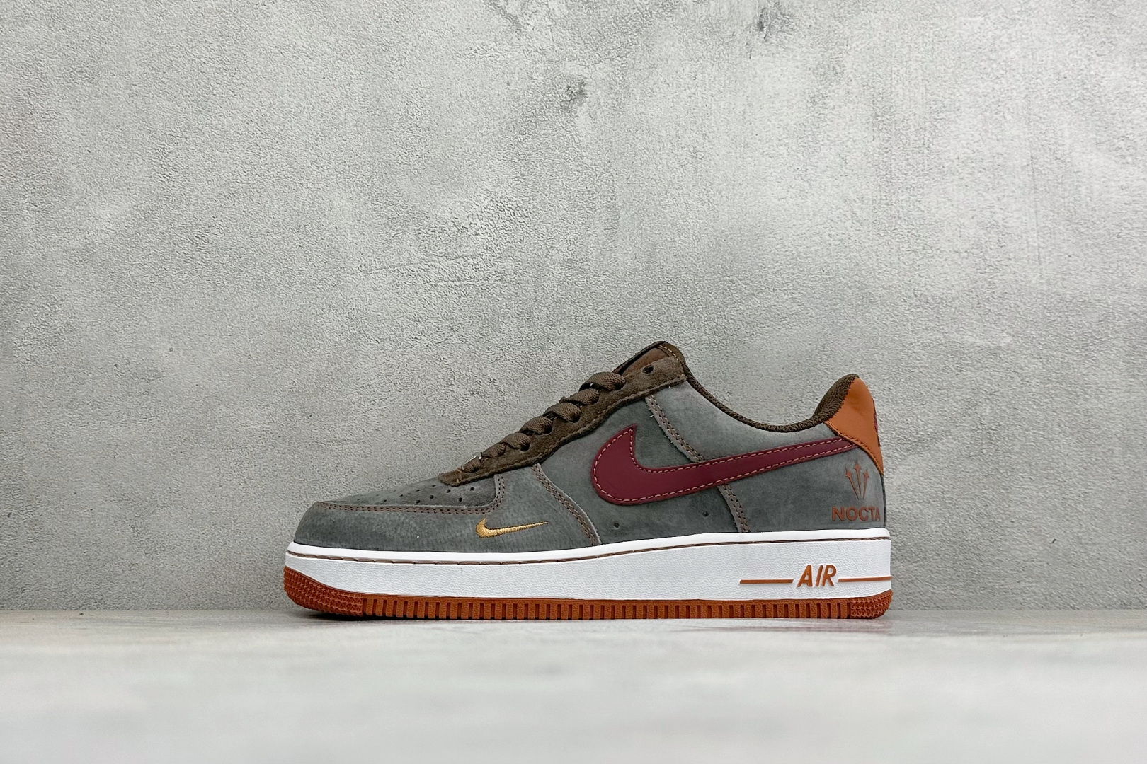 Nike Air Force 1 空军一号 NOCTA 联名 深灰色翻毛皮(麂皮)材质,质感偏复古做旧,标志性三叉星 l Nike Air Force 1 空军一号 NOCTA 联名 深灰色翻毛皮(麂皮)材质,质感偏复古做旧,标志性三叉星 l