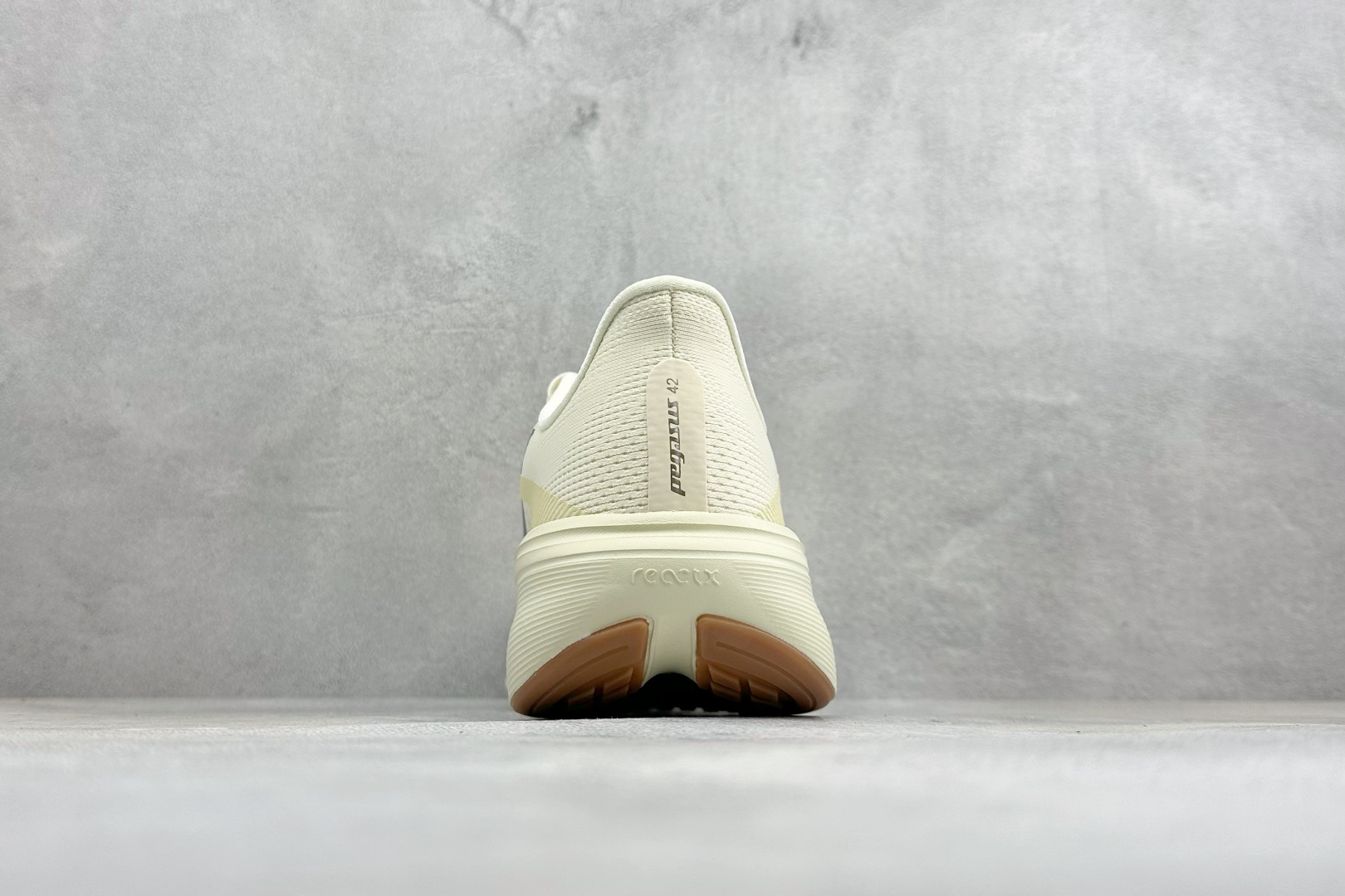 Nike Air Zoom Pegasus 42 耐克网面透气轻便耐磨跑鞋 货号：IM8332-100 尺码：39 40