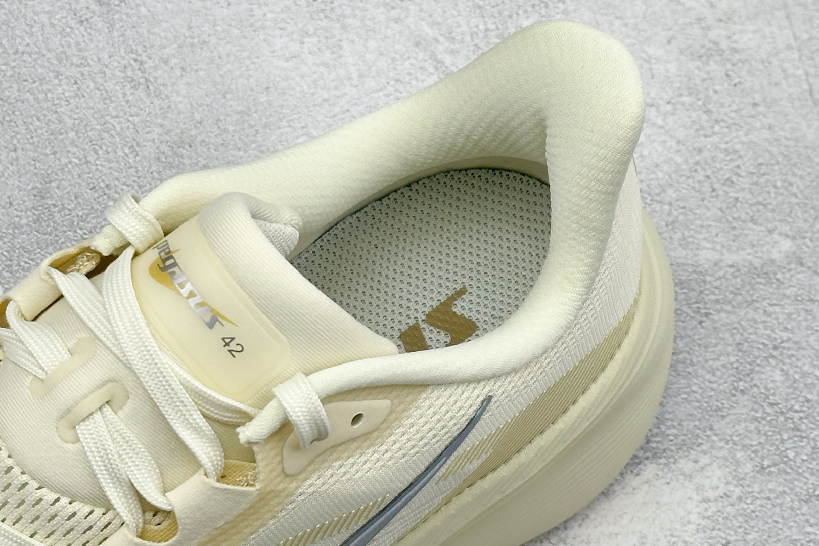 Nike Air Zoom Pegasus 42 耐克网面透气轻便耐磨跑鞋 货号：IM8332-100 尺码：39 40
