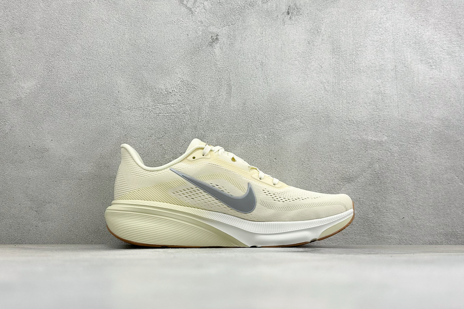 Nike Air Zoom Pegasus 42 耐克网面透气轻便耐磨跑鞋 货号：IM8332-100 尺码：39 40