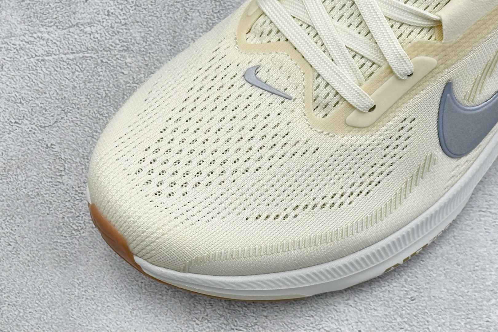 Nike Air Zoom Pegasus 42 耐克网面透气轻便耐磨跑鞋 货号：IM8332-100 尺码：39 40
