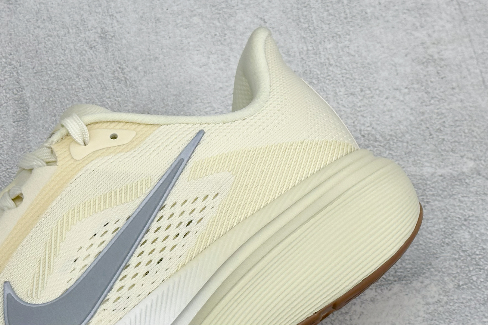 Nike Air Zoom Pegasus 42 耐克网面透气轻便耐磨跑鞋 货号：IM8332-100 尺码：39 40
