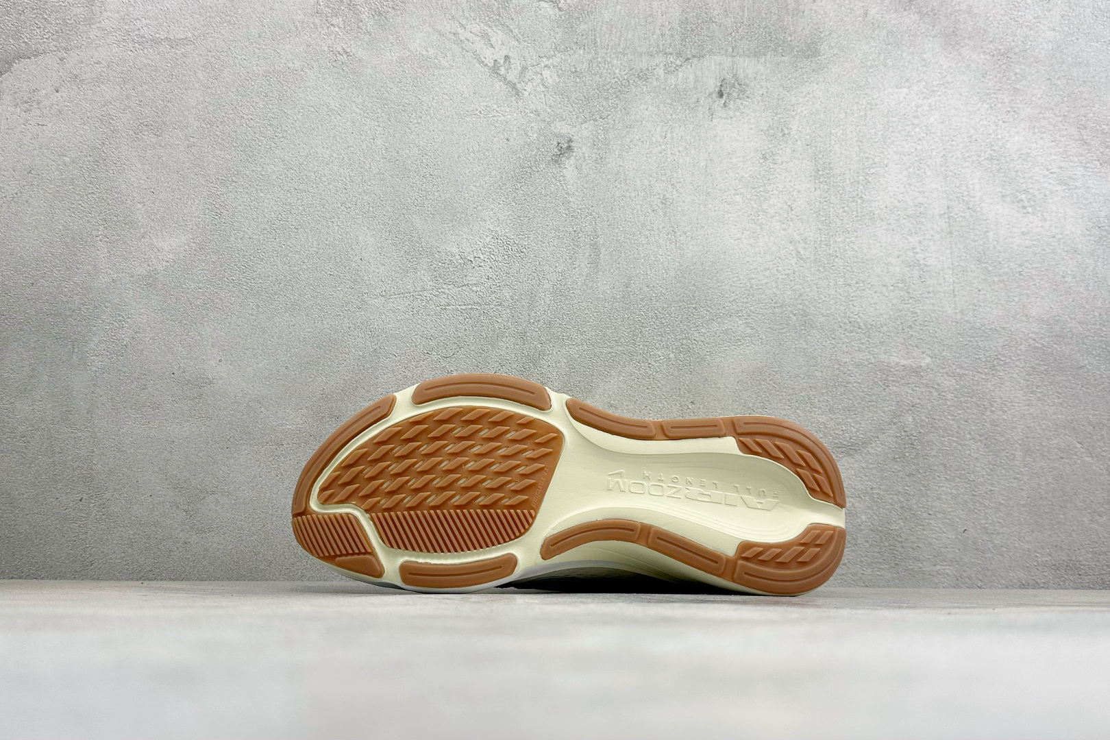 Nike Air Zoom Pegasus 42 耐克网面透气轻便耐磨跑鞋 货号：IM8332-100 尺码：39 40