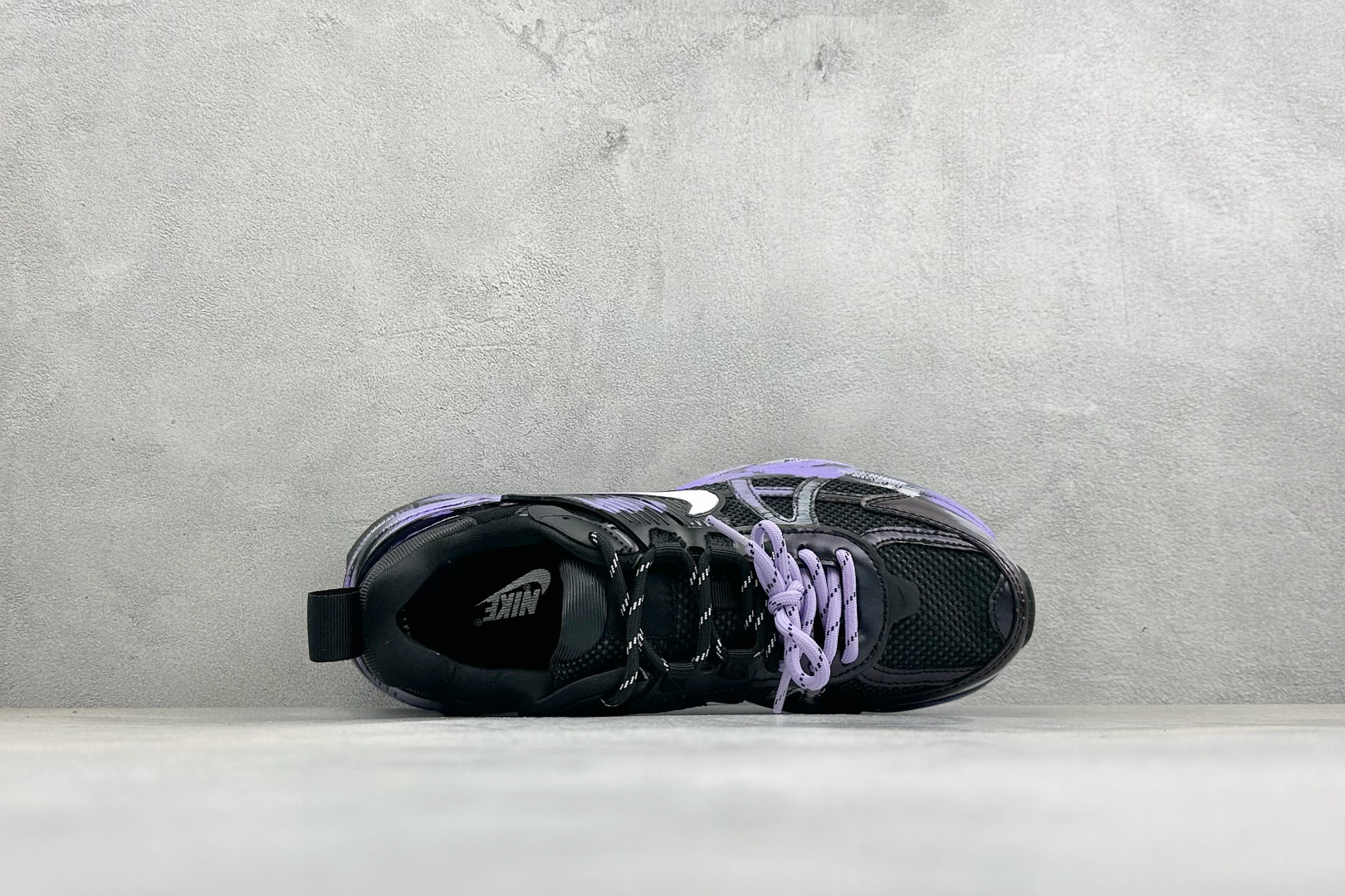 Nike V2K Run 减震防滑复古低帮跑步鞋 #鞋款被命名为 Runtekk 设计上借鉴了 2000 年的跑鞋风格 