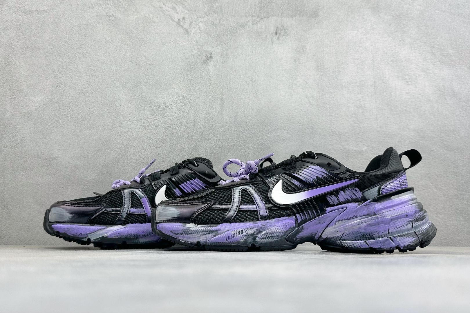 Nike V2K Run 减震防滑复古低帮跑步鞋 #鞋款被命名为 Runtekk 设计上借鉴了 2000 年的跑鞋风格 