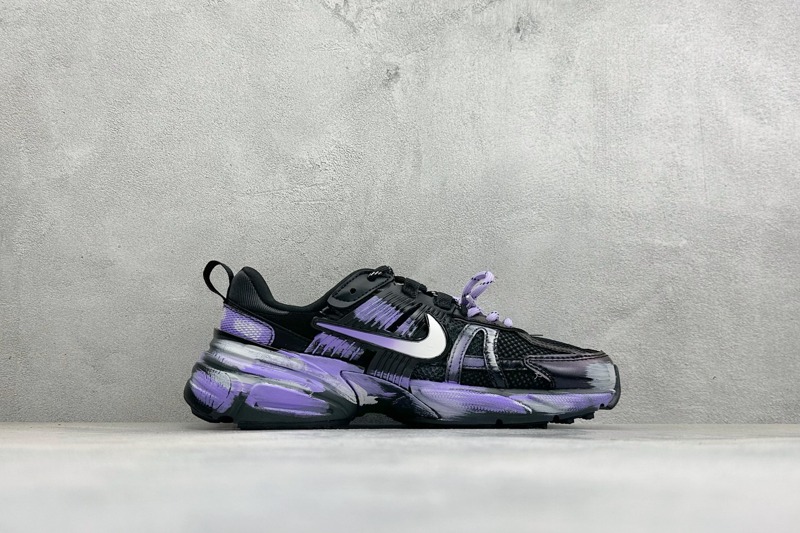 Nike V2K Run 减震防滑复古低帮跑步鞋 #鞋款被命名为 Runtekk 设计上借鉴了 2000 年的跑鞋风格 