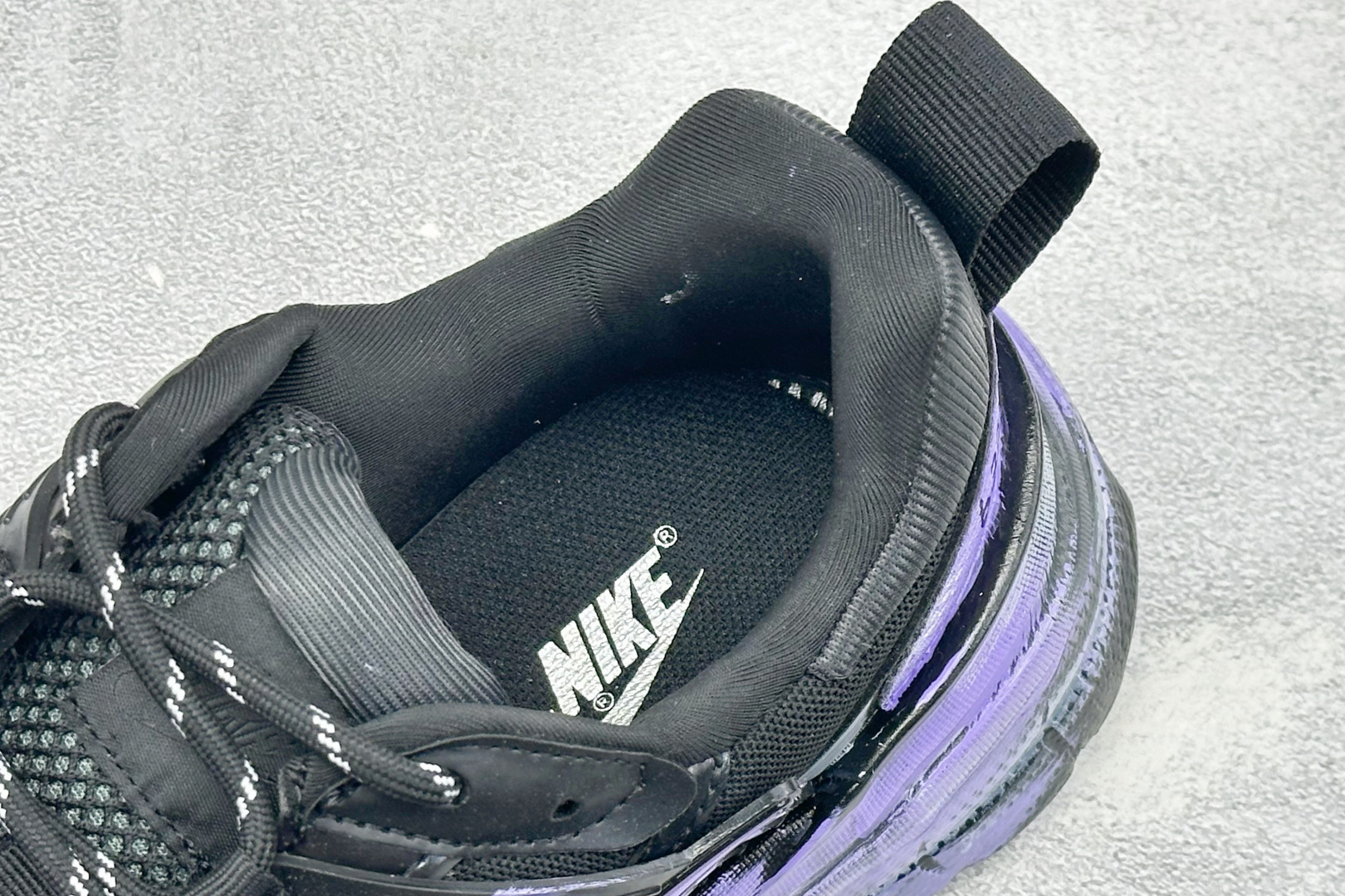 Nike V2K Run 减震防滑复古低帮跑步鞋 #鞋款被命名为 Runtekk 设计上借鉴了 2000 年的跑鞋风格 