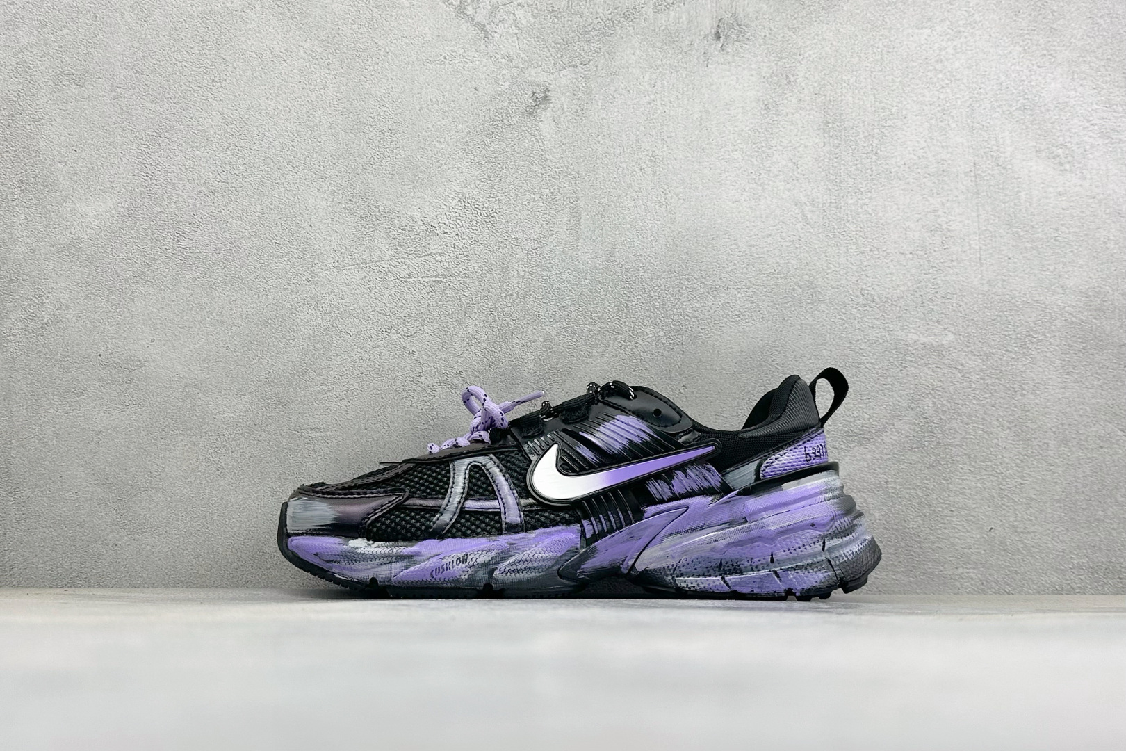 Nike V2K Run 减震防滑复古低帮跑步鞋 #鞋款被命名为 Runtekk 设计上借鉴了 2000 年的跑鞋风格 Nike V2K Run 减震防滑复古低帮跑步鞋 #鞋款被命名为 Runtekk 设计上借鉴了 2000 年的跑鞋风格