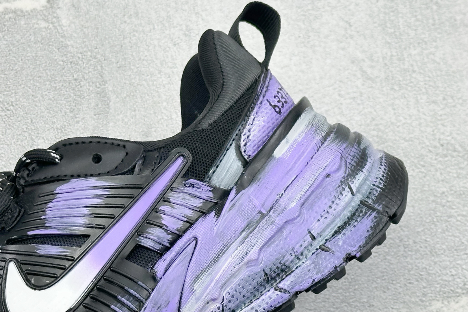 Nike V2K Run 减震防滑复古低帮跑步鞋 #鞋款被命名为 Runtekk 设计上借鉴了 2000 年的跑鞋风格 