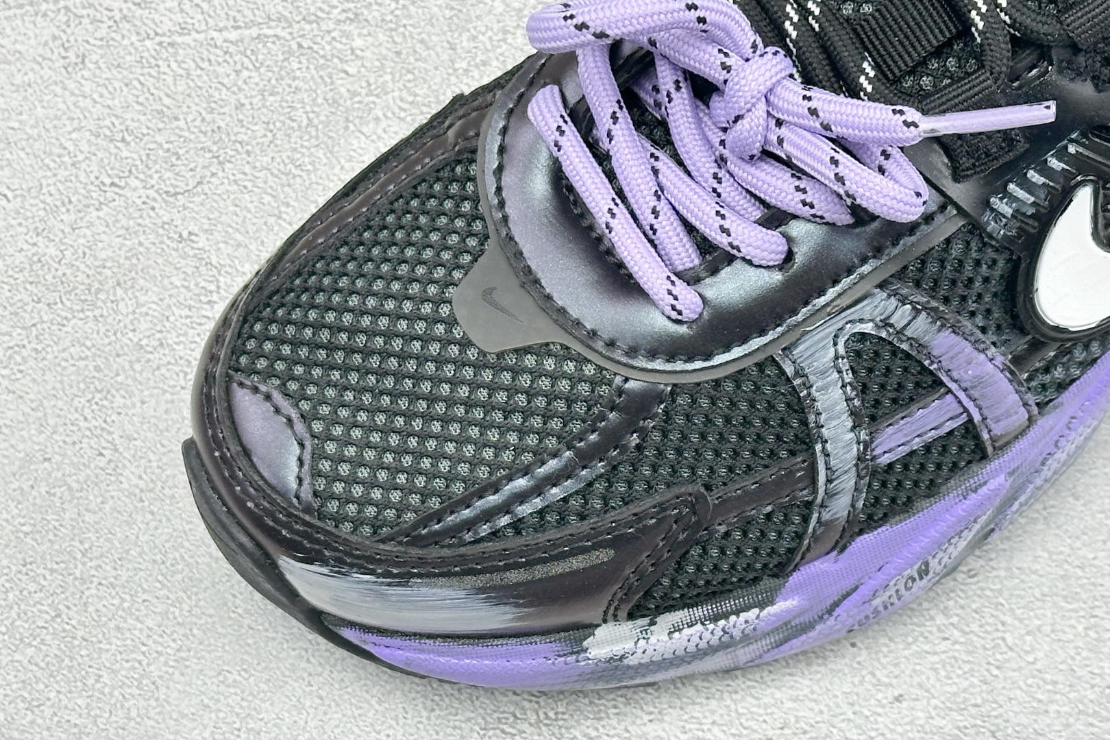 Nike V2K Run 减震防滑复古低帮跑步鞋 #鞋款被命名为 Runtekk 设计上借鉴了 2000 年的跑鞋风格 