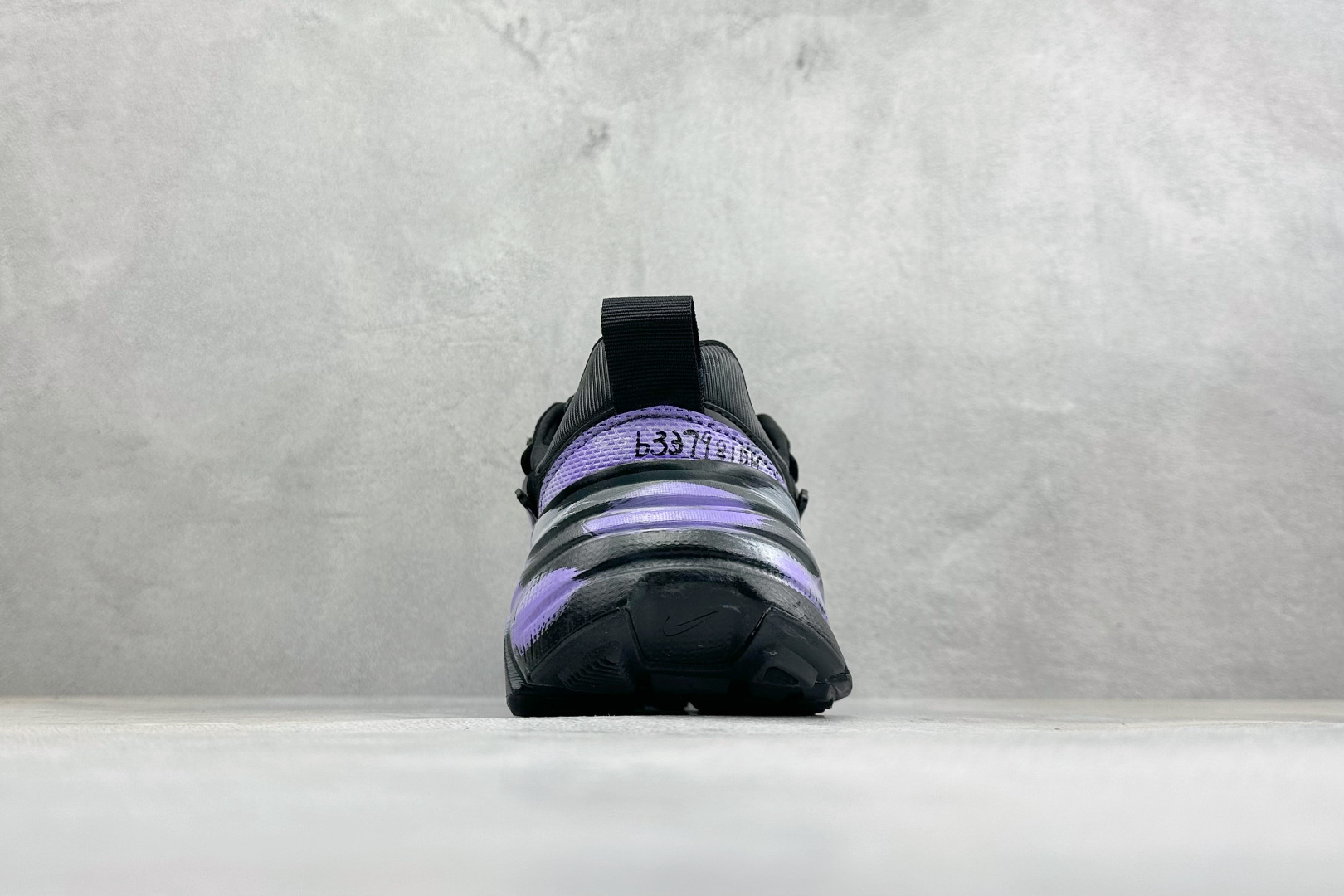 Nike V2K Run 减震防滑复古低帮跑步鞋 #鞋款被命名为 Runtekk 设计上借鉴了 2000 年的跑鞋风格 