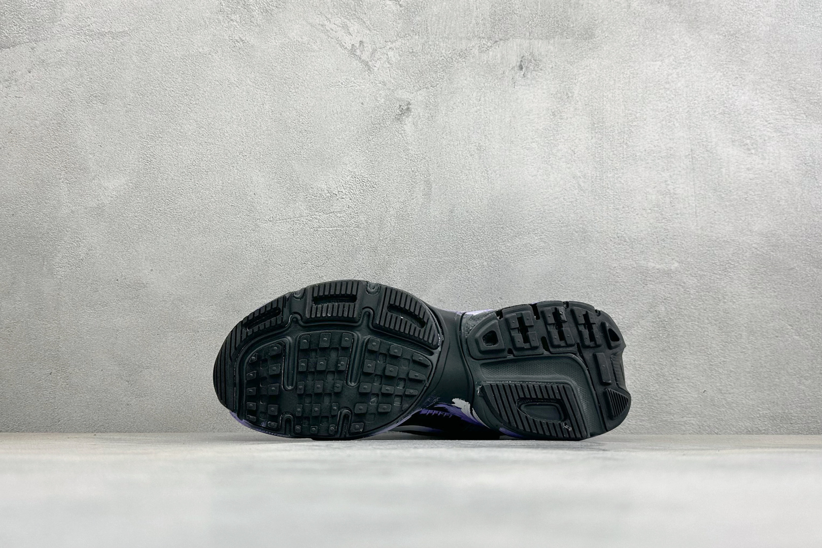 Nike V2K Run 减震防滑复古低帮跑步鞋 #鞋款被命名为 Runtekk 设计上借鉴了 2000 年的跑鞋风格 