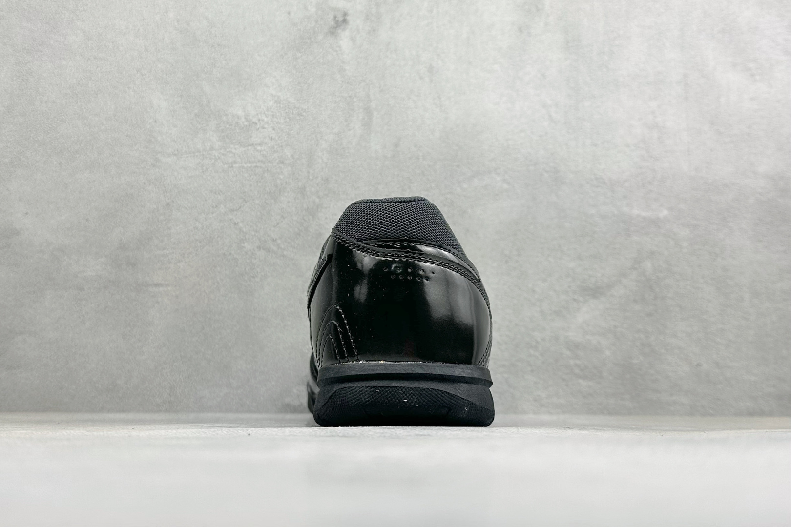 NIKE GATO 低帮生活休闲鞋 透气网布眼融入皮革，织和物合成材质覆面，营造21世初纪的畅跑美学概念。泡棉中底盈轻缓