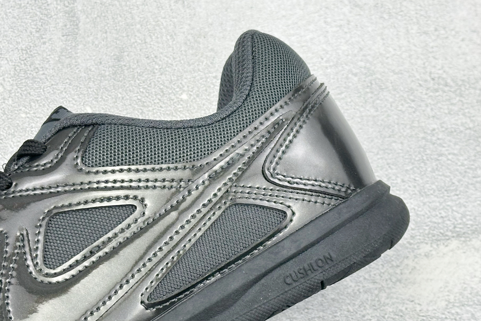 NIKE GATO 低帮生活休闲鞋 透气网布眼融入皮革，织和物合成材质覆面，营造21世初纪的畅跑美学概念。泡棉中底盈轻缓