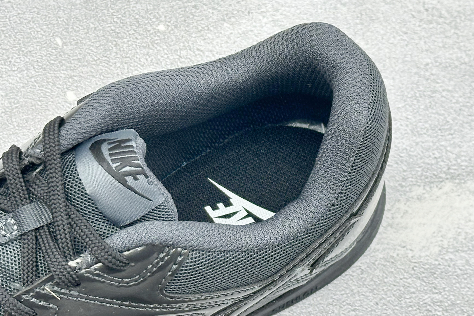 NIKE GATO 低帮生活休闲鞋 透气网布眼融入皮革，织和物合成材质覆面，营造21世初纪的畅跑美学概念。泡棉中底盈轻缓