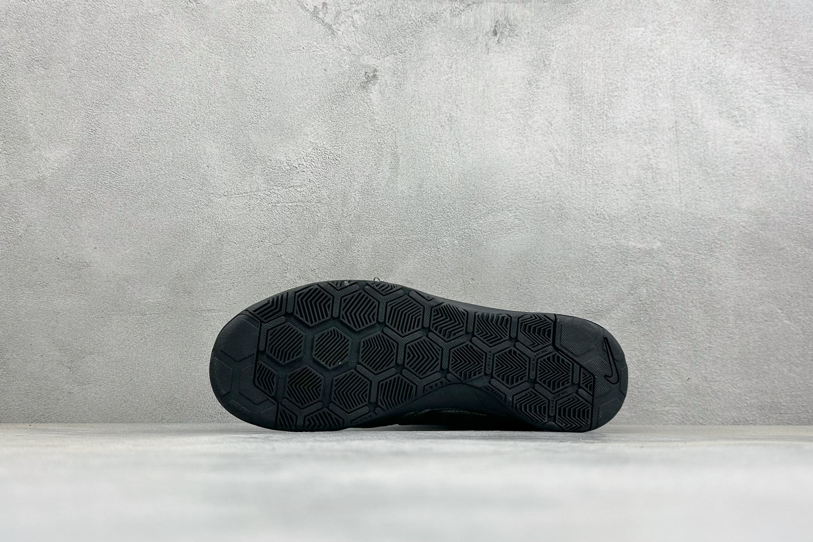 NIKE GATO 低帮生活休闲鞋 透气网布眼融入皮革，织和物合成材质覆面，营造21世初纪的畅跑美学概念。泡棉中底盈轻缓
