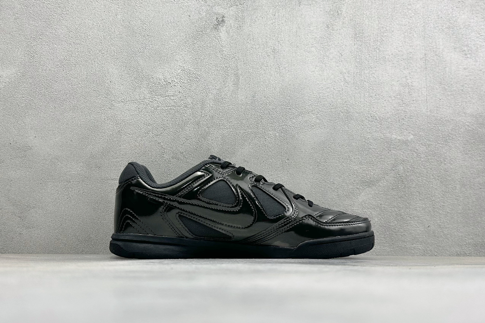 NIKE GATO 低帮生活休闲鞋 透气网布眼融入皮革，织和物合成材质覆面，营造21世初纪的畅跑美学概念。泡棉中底盈轻缓
