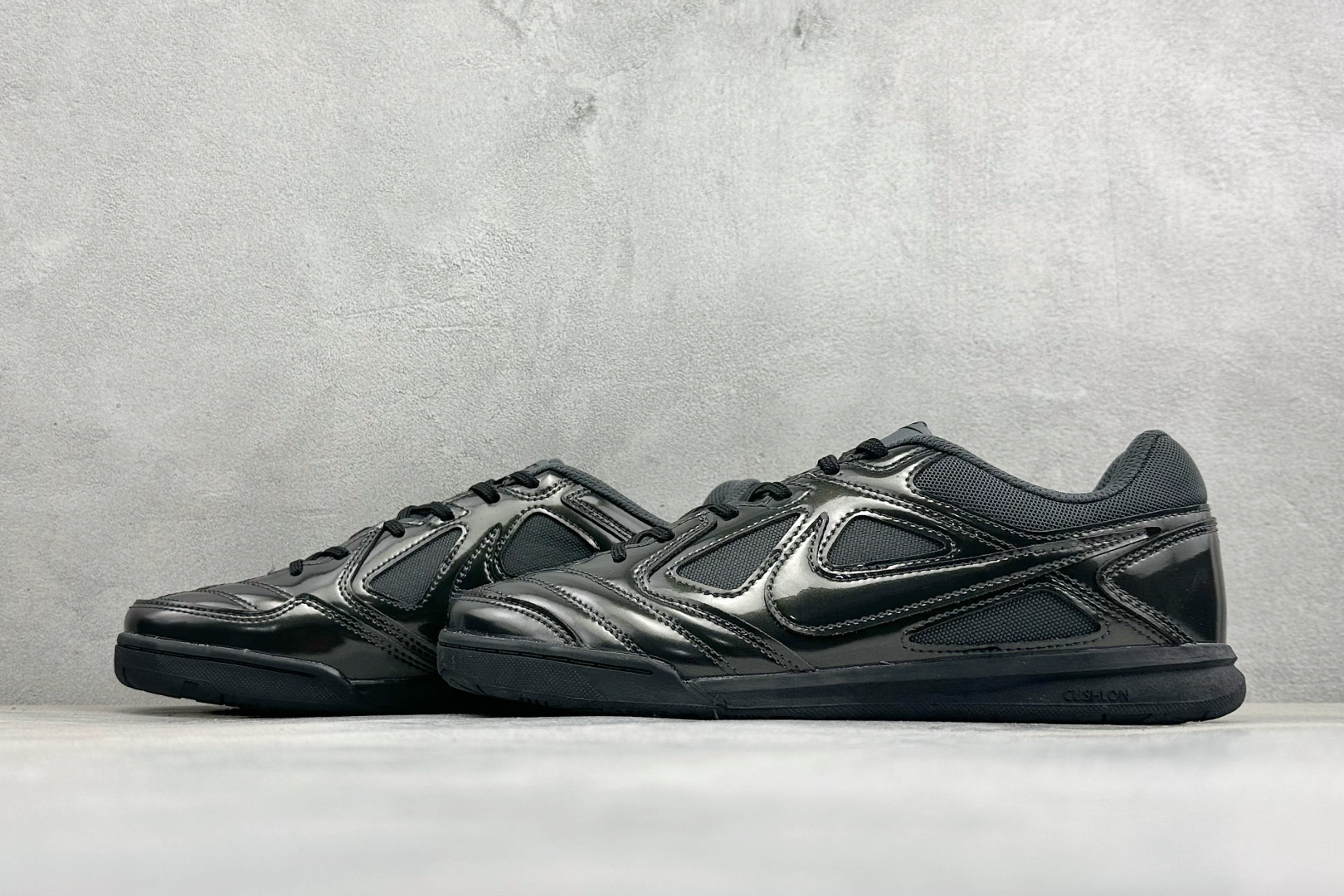 NIKE GATO 低帮生活休闲鞋 透气网布眼融入皮革，织和物合成材质覆面，营造21世初纪的畅跑美学概念。泡棉中底盈轻缓