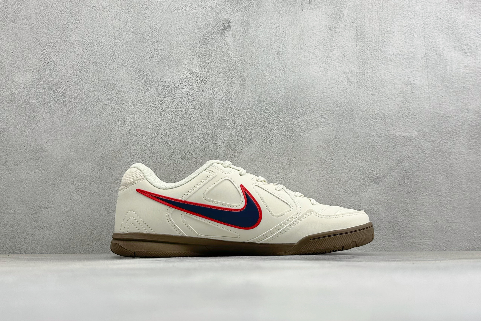 NIKE GATO 低帮生活休闲鞋 透气网布眼融入皮革，织和物合成材质覆面，营造21世初纪的畅跑美学概念。泡棉中底盈轻缓