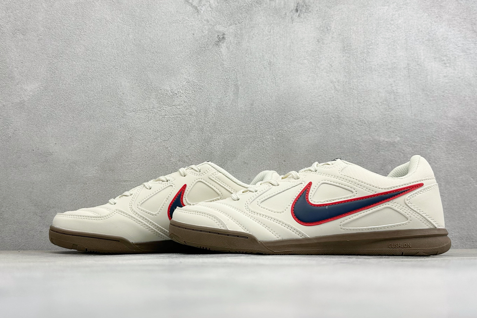 NIKE GATO 低帮生活休闲鞋 透气网布眼融入皮革，织和物合成材质覆面，营造21世初纪的畅跑美学概念。泡棉中底盈轻缓