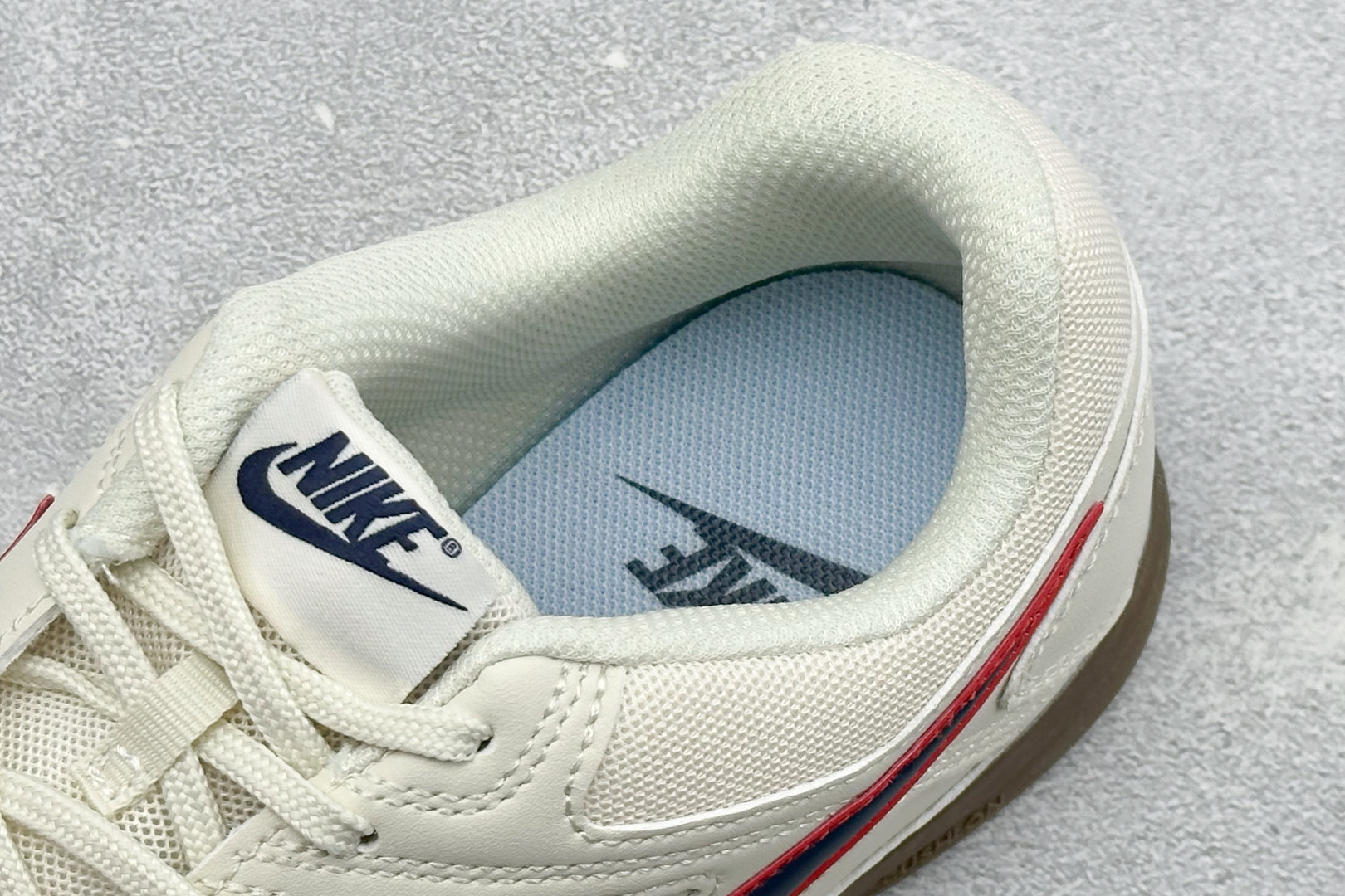 NIKE GATO 低帮生活休闲鞋 透气网布眼融入皮革，织和物合成材质覆面，营造21世初纪的畅跑美学概念。泡棉中底盈轻缓