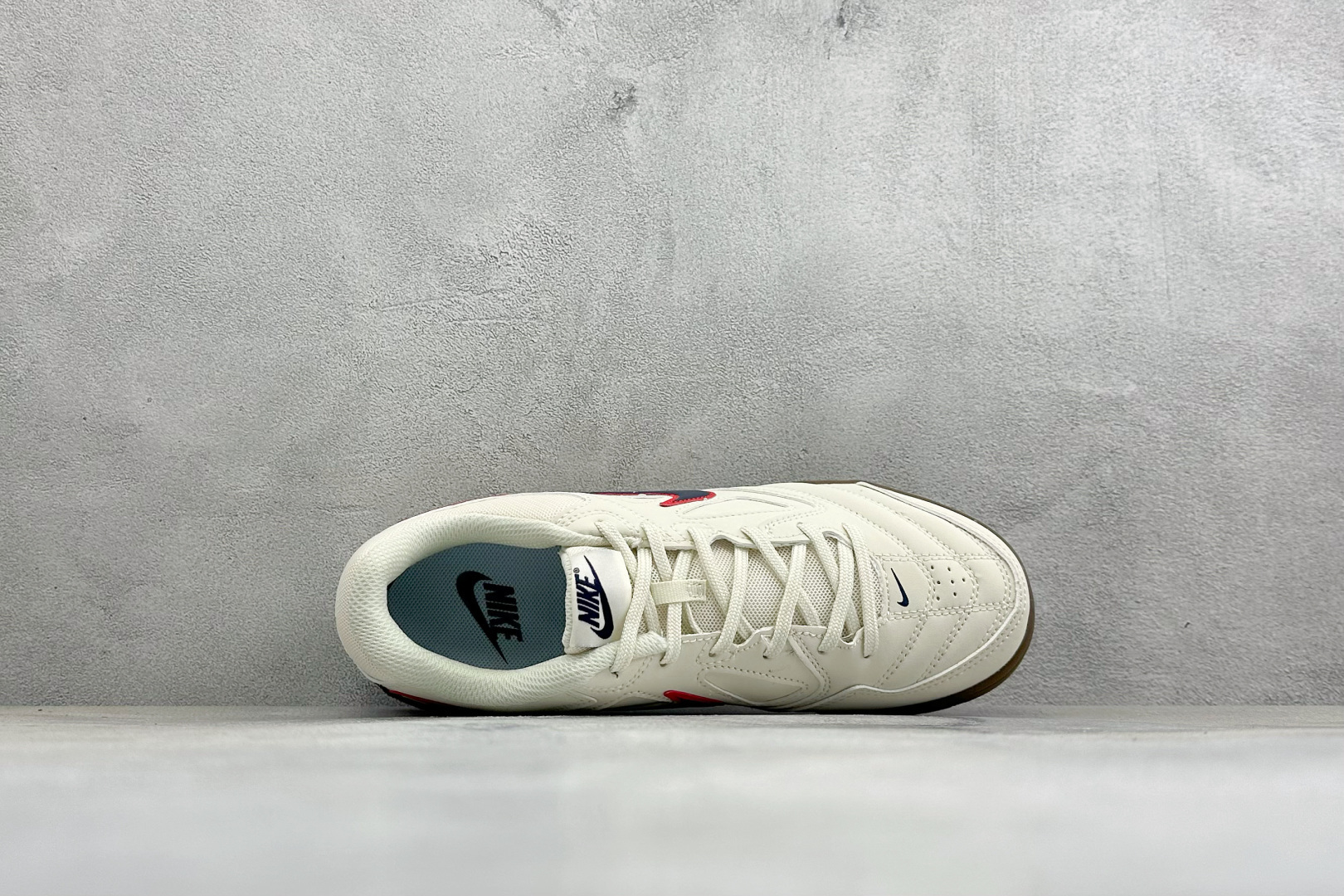 NIKE GATO 低帮生活休闲鞋 透气网布眼融入皮革，织和物合成材质覆面，营造21世初纪的畅跑美学概念。泡棉中底盈轻缓