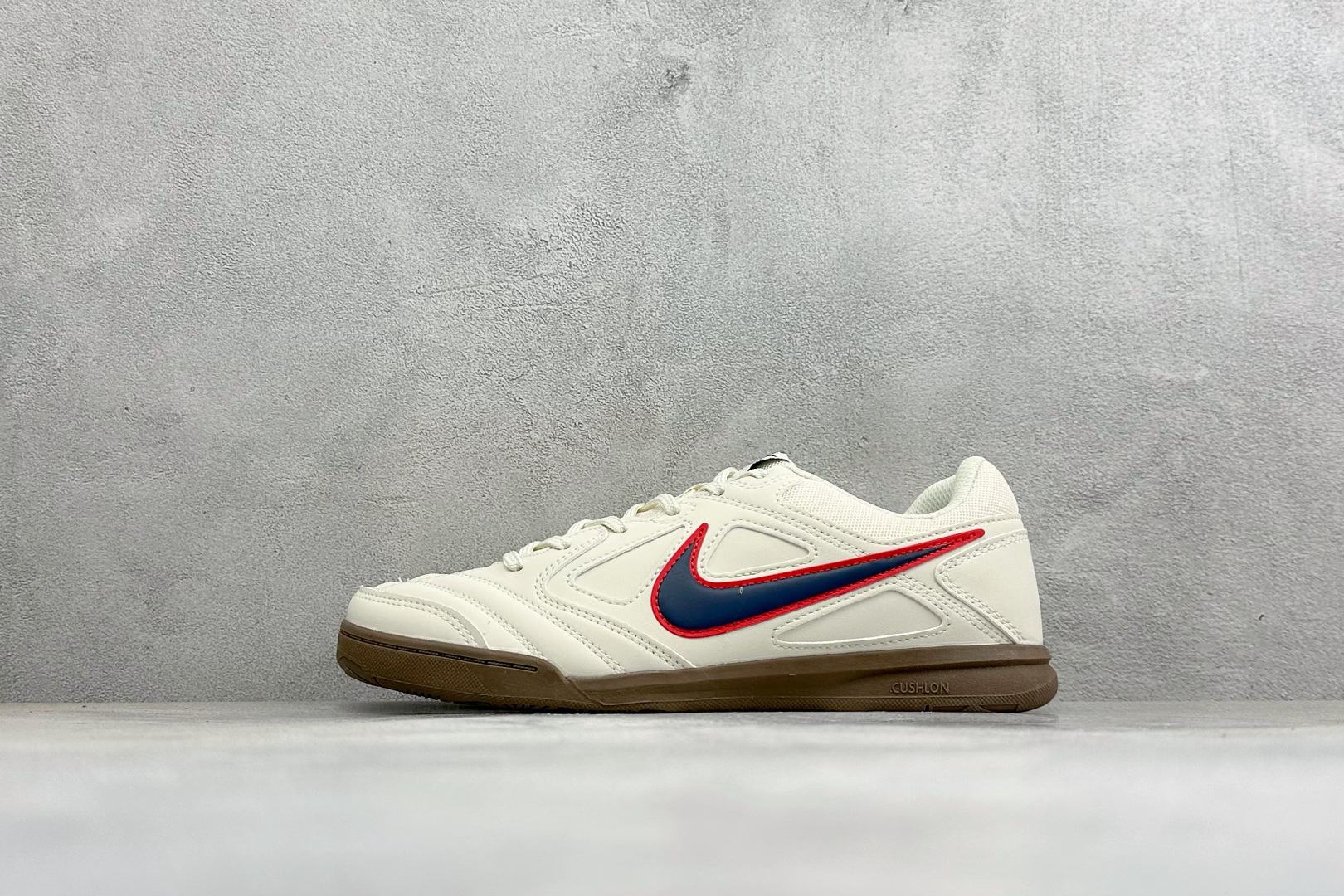 NIKE GATO 低帮生活休闲鞋 透气网布眼融入皮革,织和物合成材质覆面,营造21世初纪的畅跑美学概念。泡棉中底盈轻缓 NIKE GATO 低帮生活休闲鞋 透气网布眼融入皮革,织和物合成材质覆面,营造21世初纪的畅跑美学概念。泡棉中底盈轻缓