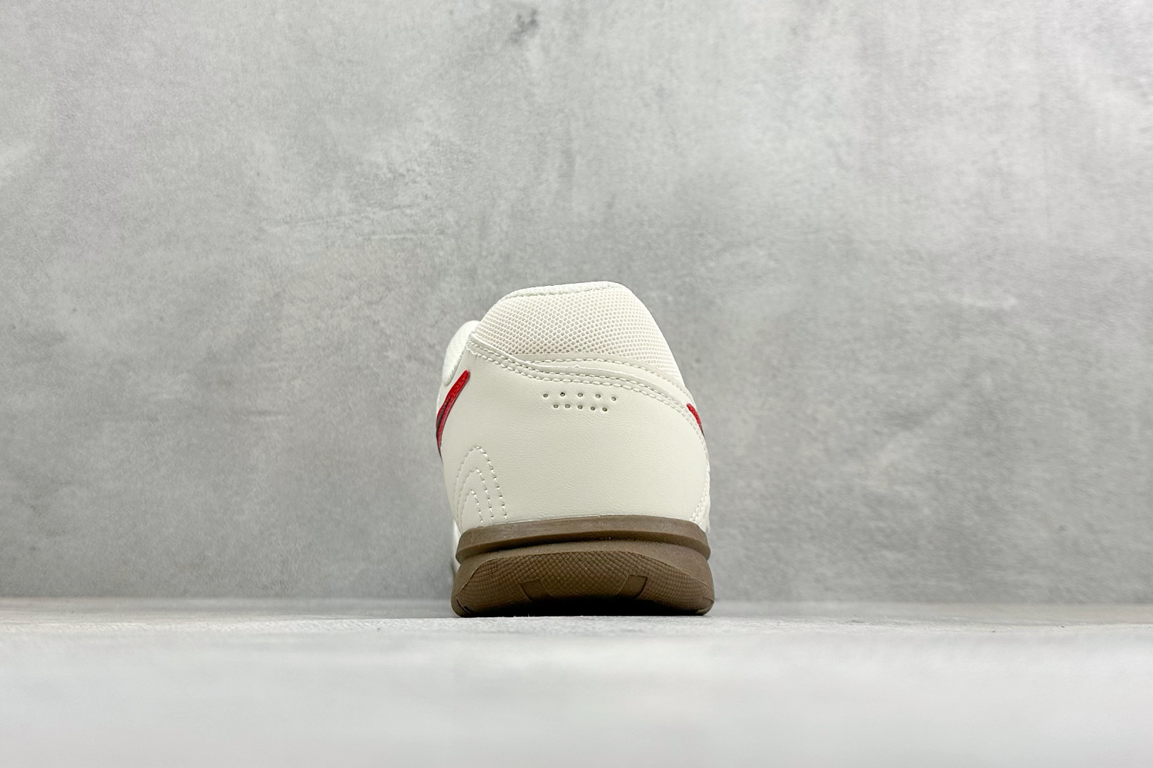 NIKE GATO 低帮生活休闲鞋 透气网布眼融入皮革，织和物合成材质覆面，营造21世初纪的畅跑美学概念。泡棉中底盈轻缓