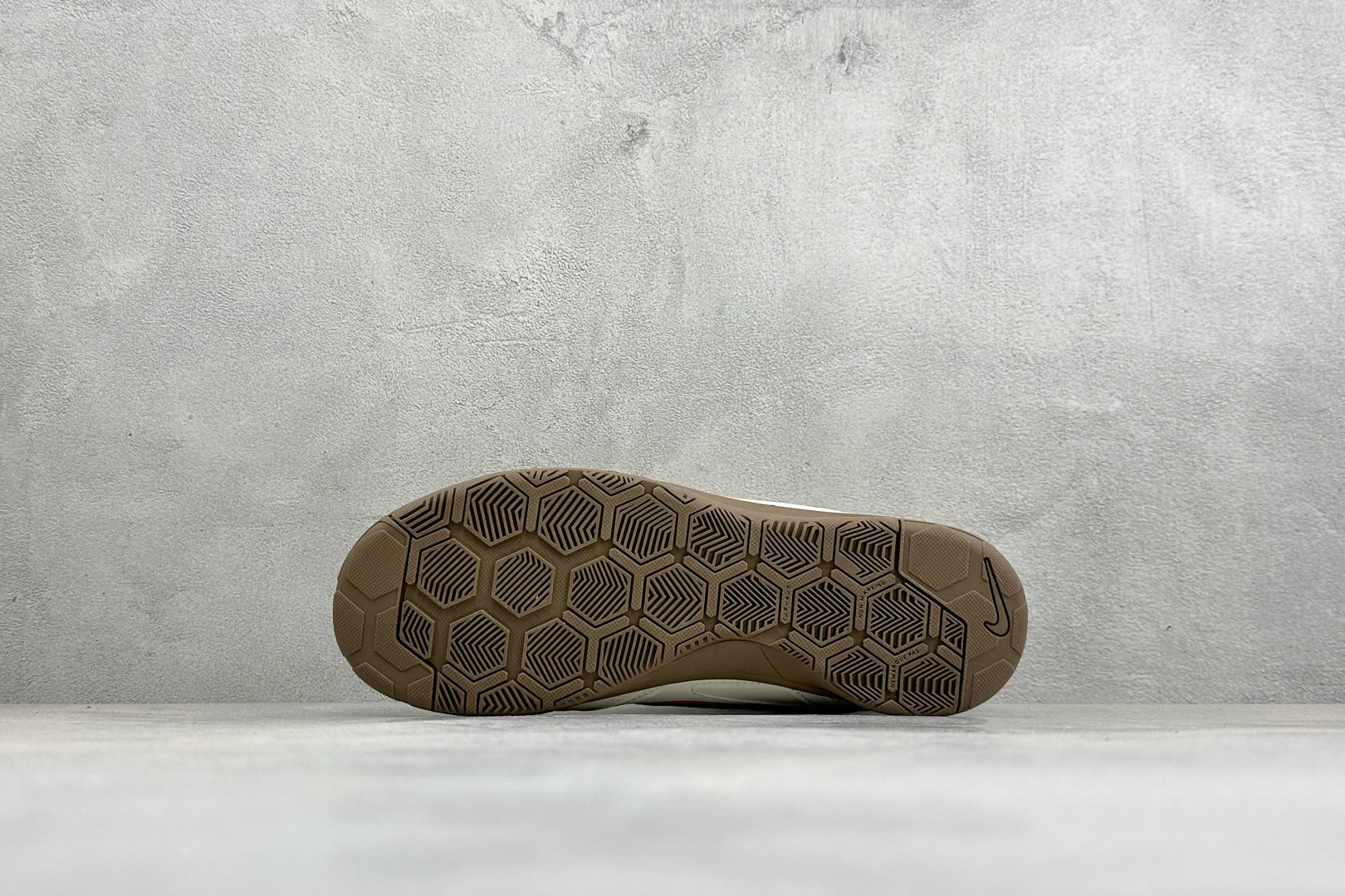 NIKE GATO 低帮生活休闲鞋 透气网布眼融入皮革，织和物合成材质覆面，营造21世初纪的畅跑美学概念。泡棉中底盈轻缓