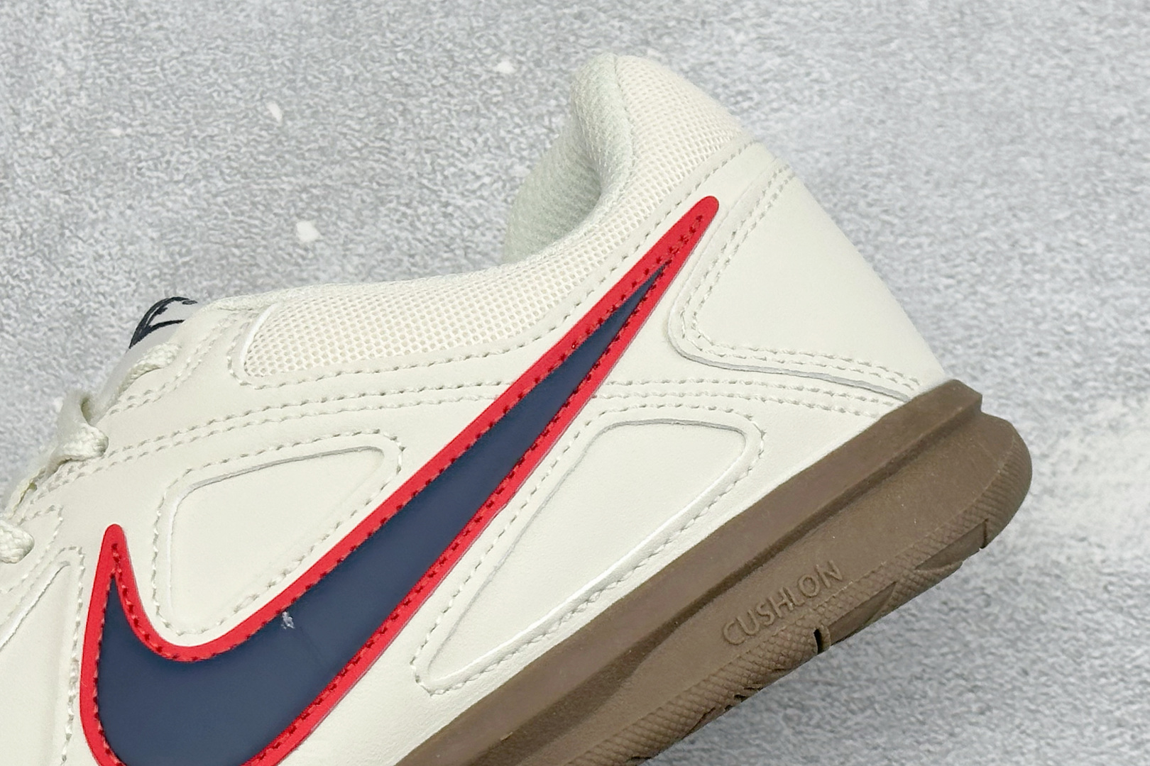 NIKE GATO 低帮生活休闲鞋 透气网布眼融入皮革，织和物合成材质覆面，营造21世初纪的畅跑美学概念。泡棉中底盈轻缓