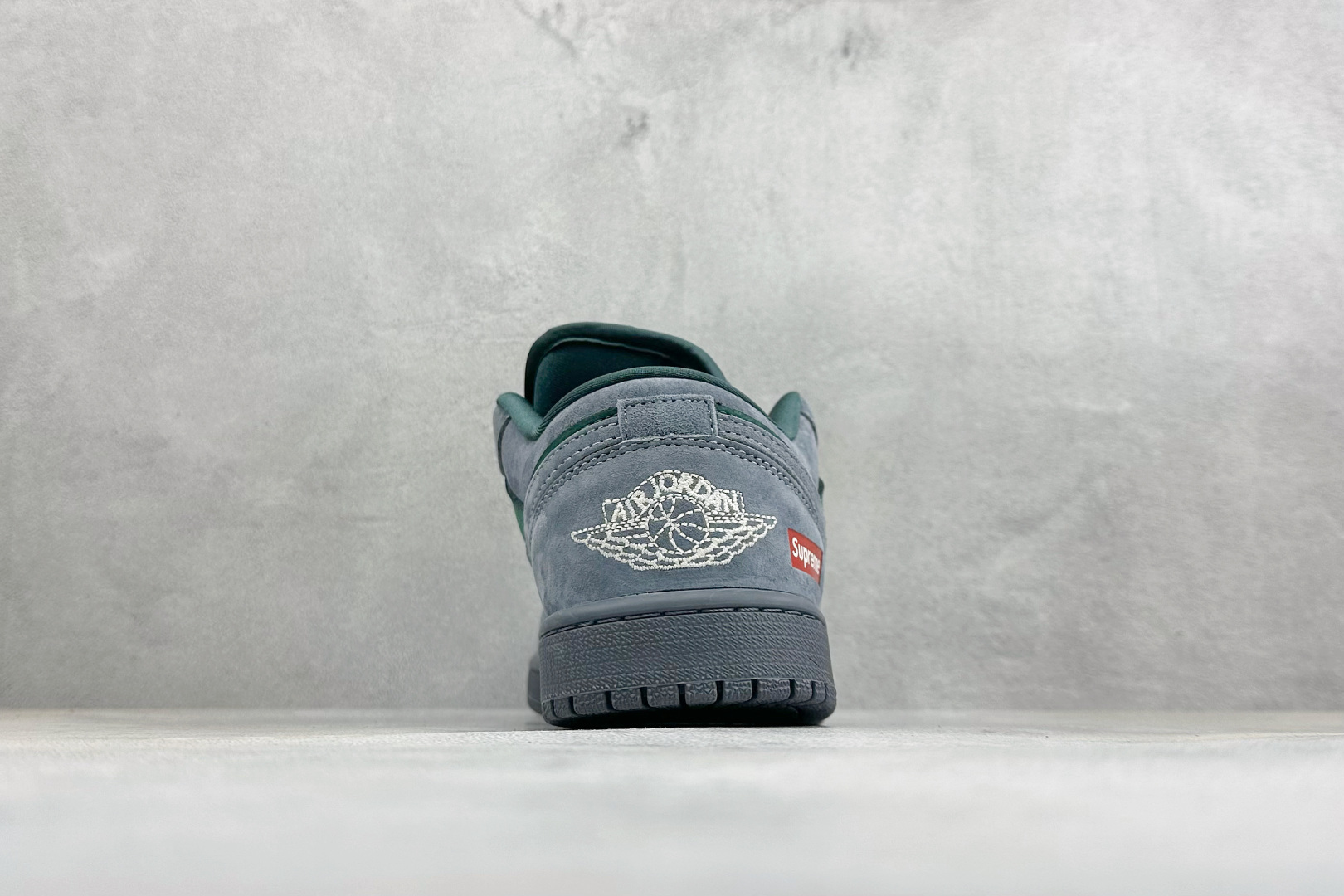 复古撞色潮范AIR JORDAN 1低帮版型，灰绿麂皮拼接细腻皮革组合，视觉质感十足，鞋身小标细节与后跟标识点缀，搭配金