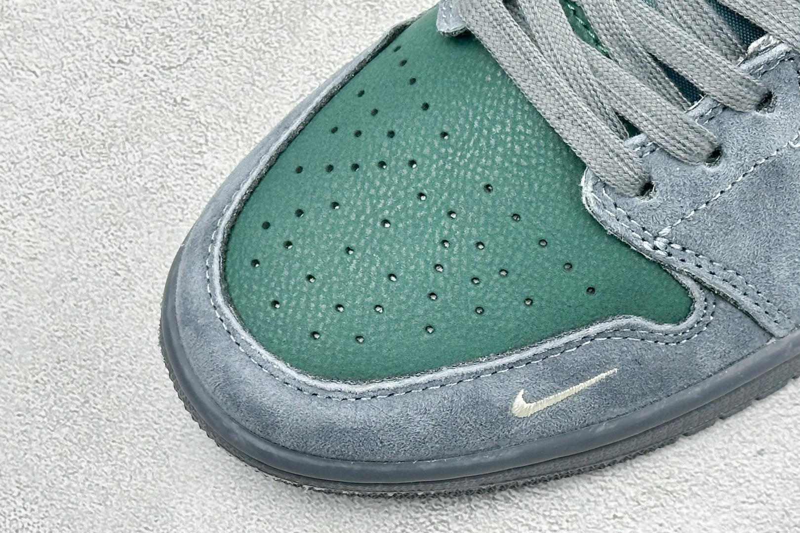 复古撞色潮范AIR JORDAN 1低帮版型，灰绿麂皮拼接细腻皮革组合，视觉质感十足，鞋身小标细节与后跟标识点缀，搭配金