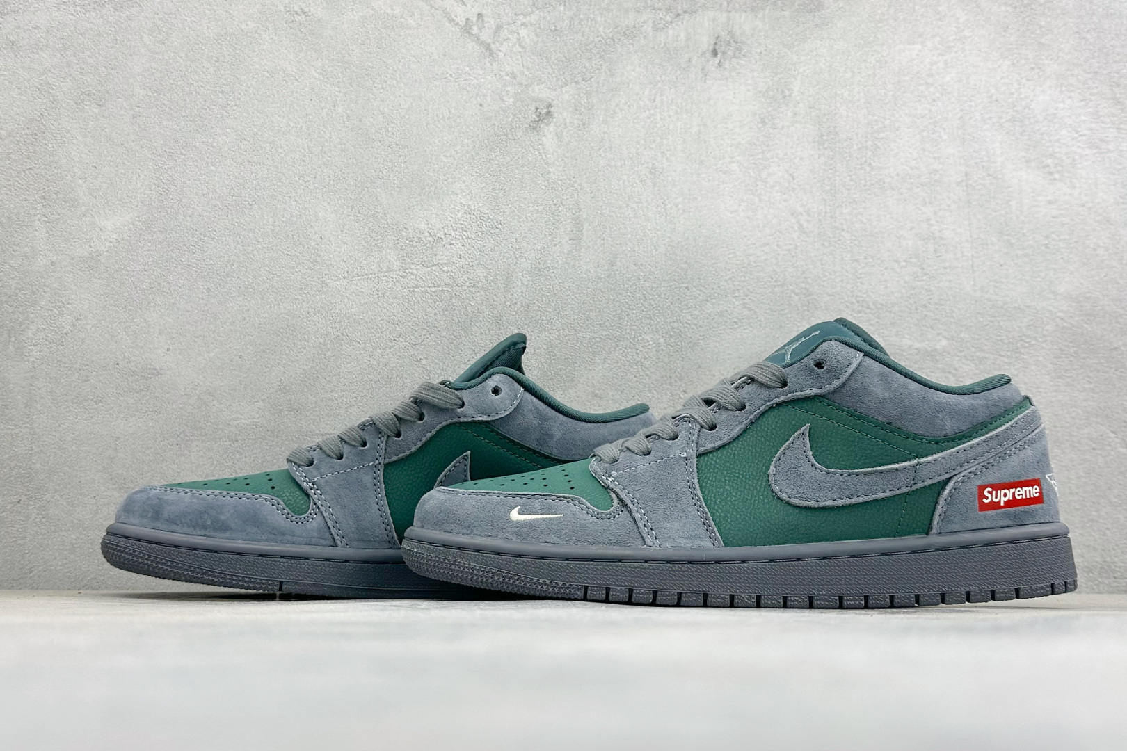 复古撞色潮范AIR JORDAN 1低帮版型，灰绿麂皮拼接细腻皮革组合，视觉质感十足，鞋身小标细节与后跟标识点缀，搭配金