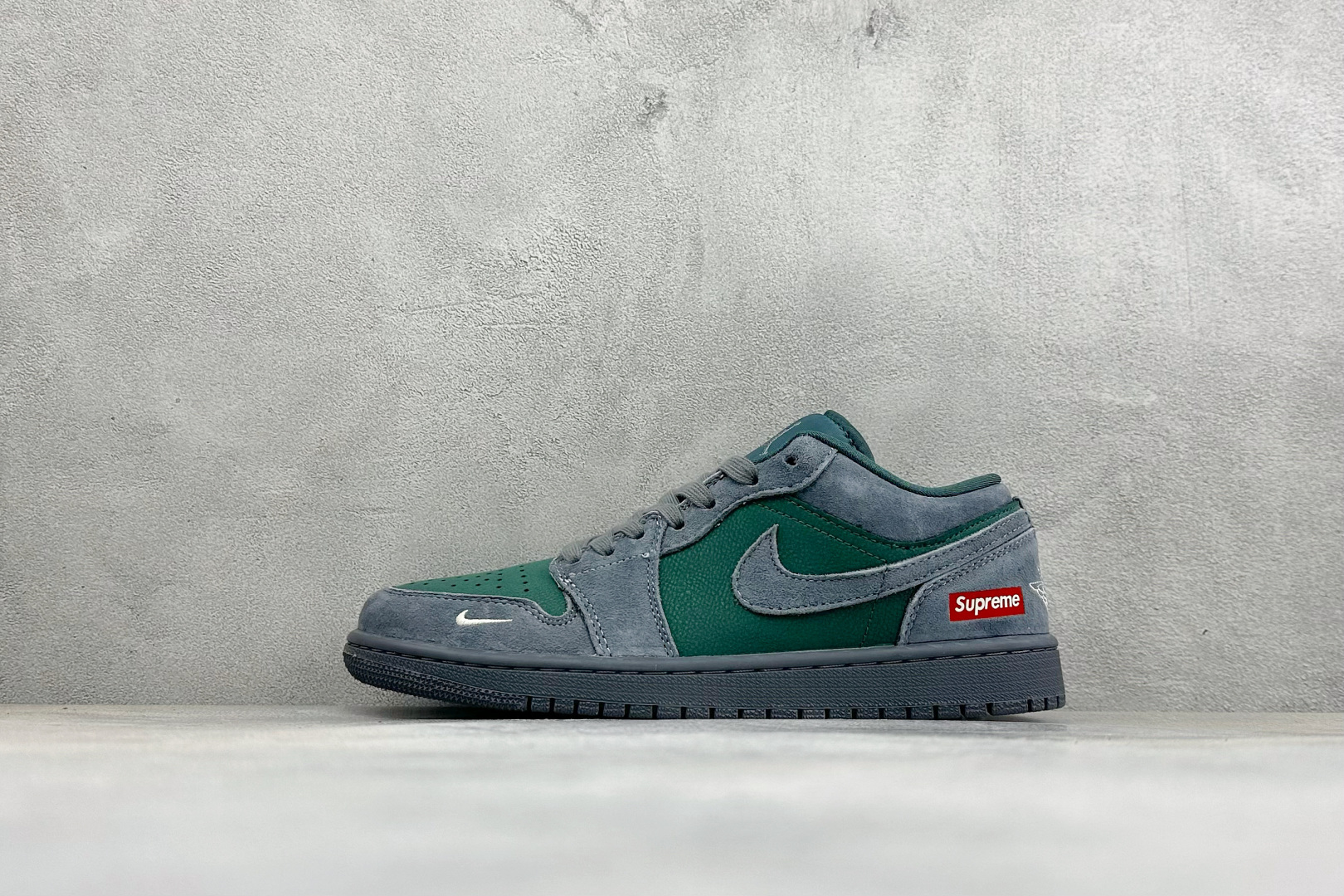 复古撞色潮范AIR JORDAN 1低帮版型,灰绿麂皮拼接细腻皮革组合,视觉质感十足,鞋身小标细节与后跟标识点缀,搭配金 复古撞色潮范AIR JORDAN 1低帮版型,灰绿麂皮拼接细腻皮革组合,视觉质感十足,鞋身小标细节与后跟标识点缀,搭配金