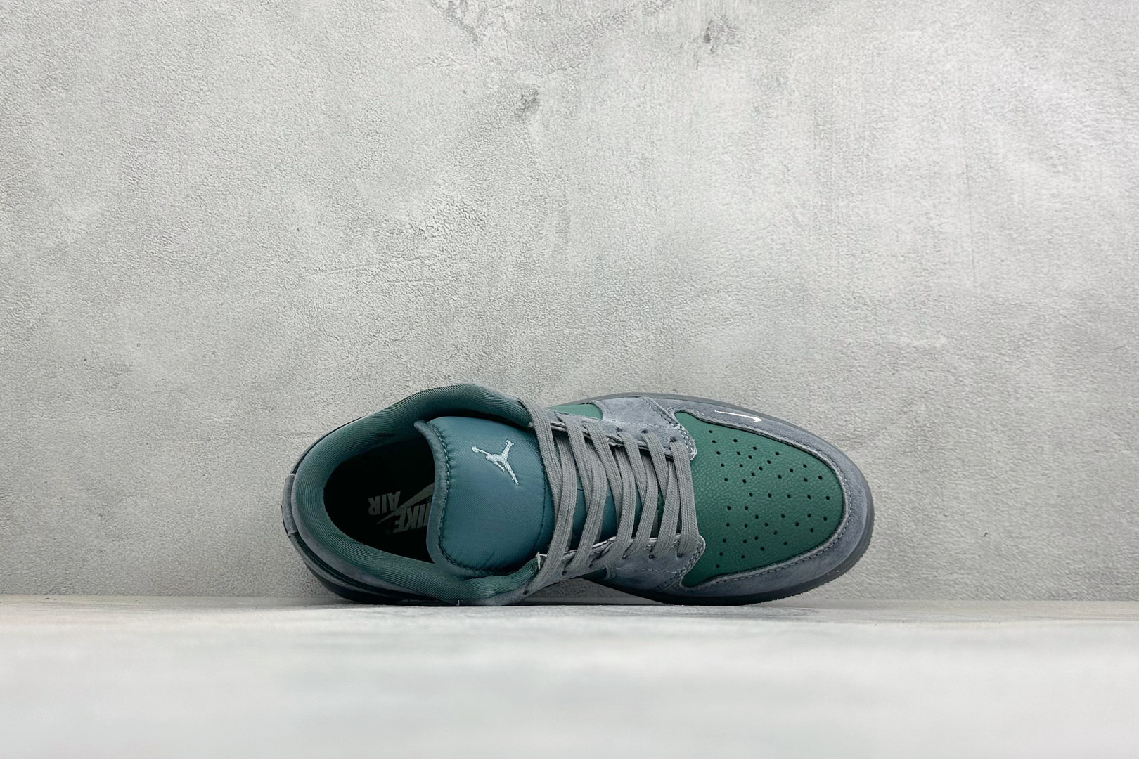 复古撞色潮范AIR JORDAN 1低帮版型，灰绿麂皮拼接细腻皮革组合，视觉质感十足，鞋身小标细节与后跟标识点缀，搭配金
