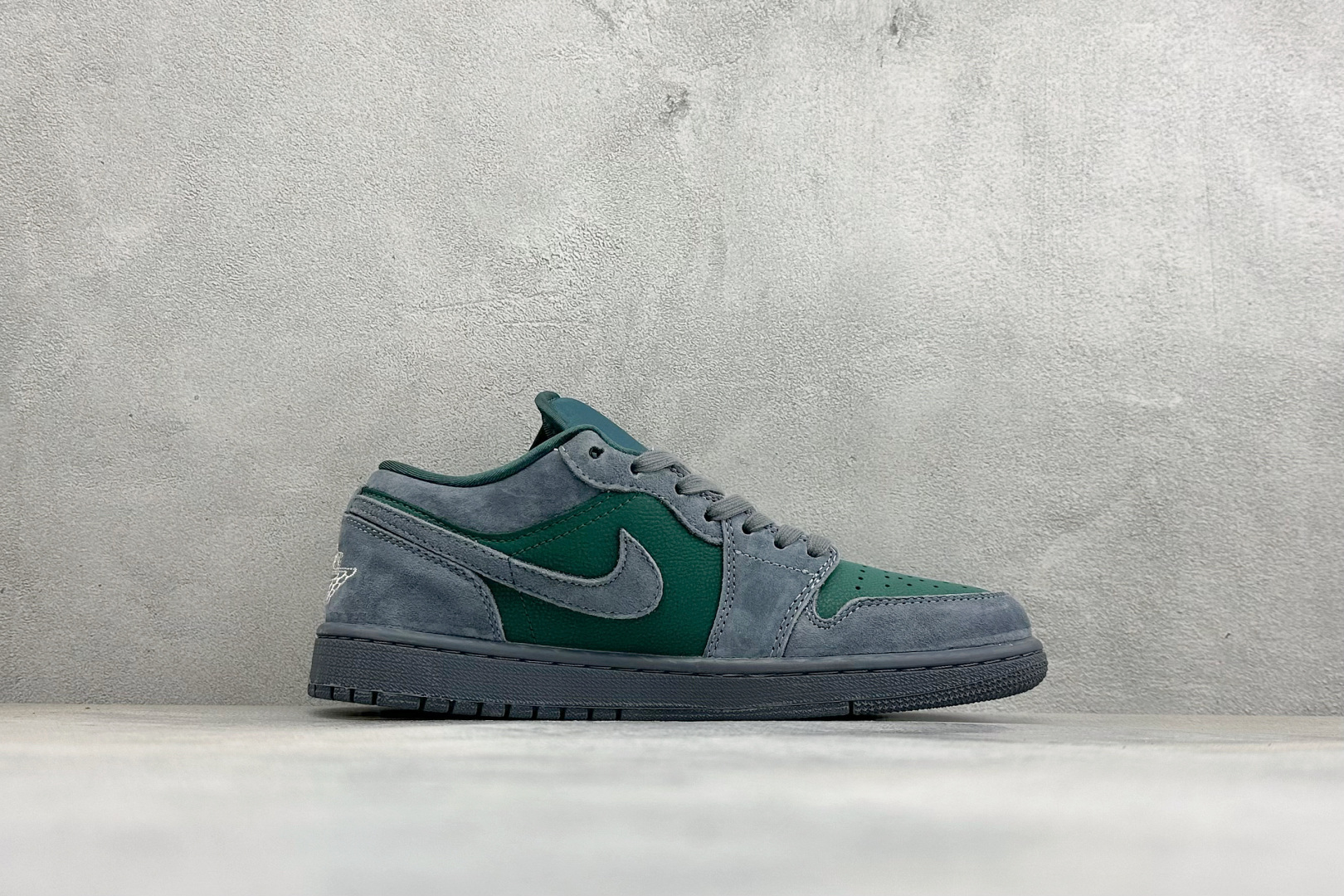 复古撞色潮范AIR JORDAN 1低帮版型，灰绿麂皮拼接细腻皮革组合，视觉质感十足，鞋身小标细节与后跟标识点缀，搭配金