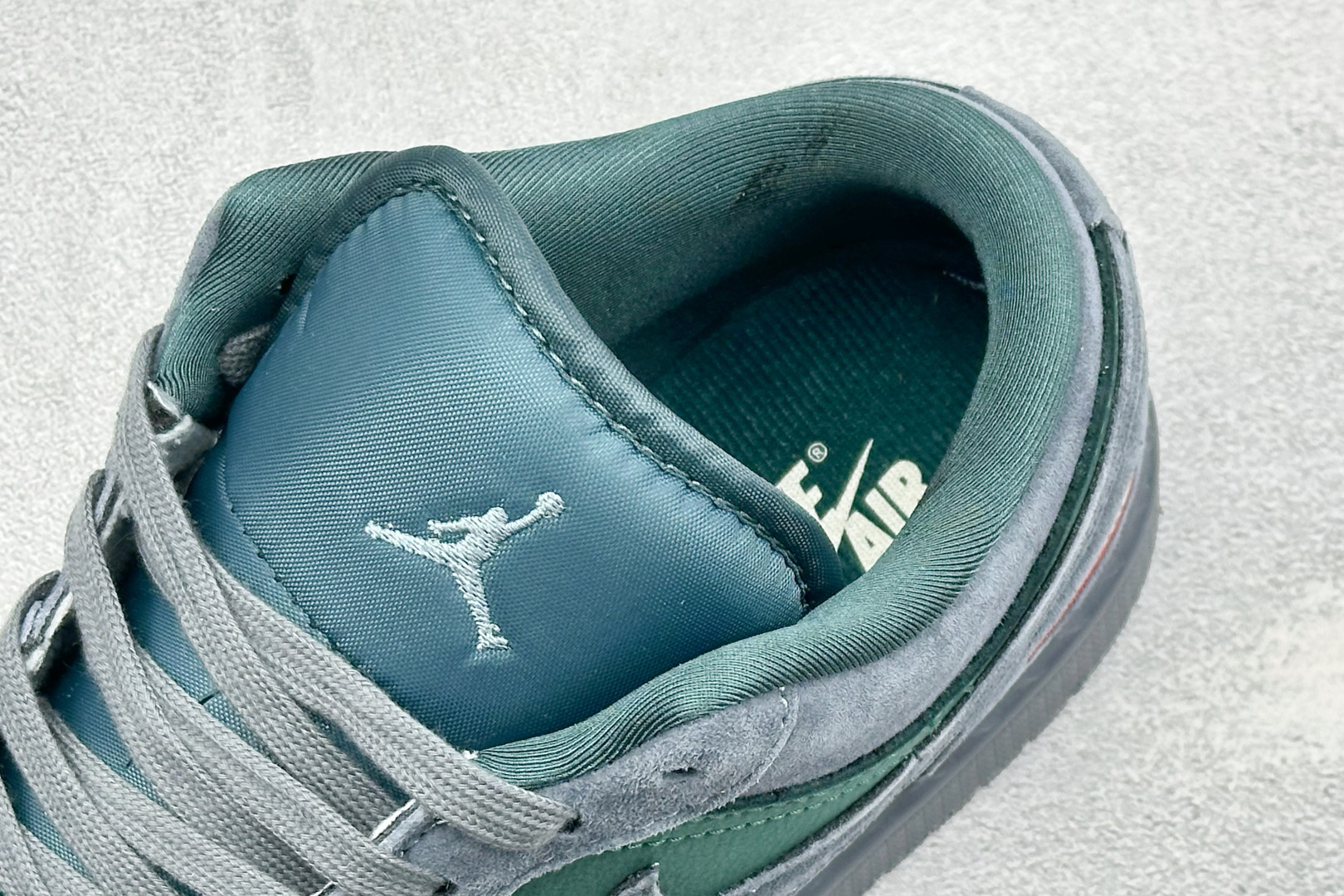 复古撞色潮范AIR JORDAN 1低帮版型，灰绿麂皮拼接细腻皮革组合，视觉质感十足，鞋身小标细节与后跟标识点缀，搭配金