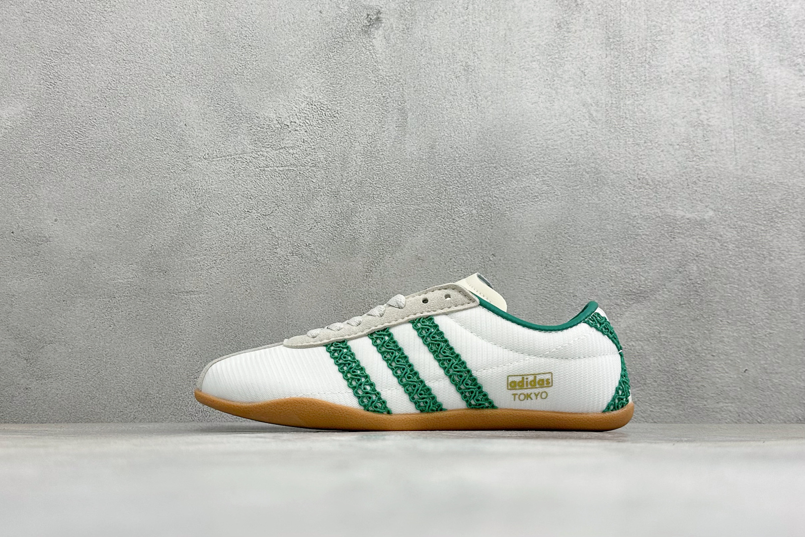 Adidas Tokyo W 阿迪达斯 舒适百搭经典休闲运动鞋 鞋面设计舒适贴合脚面 同时采用柔软材质 穿着轻便舒适 侧 Adidas Tokyo W 阿迪达斯 舒适百搭经典休闲运动鞋 鞋面设计舒适贴合脚面 同时采用柔软材质 穿着轻便舒适 侧