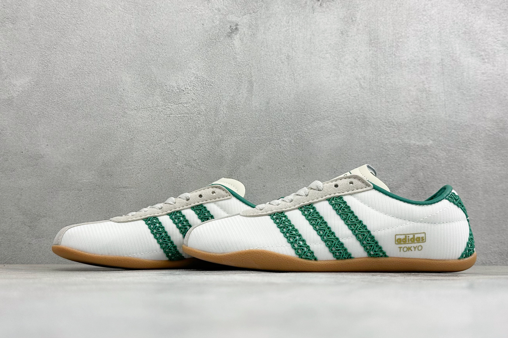 Adidas Tokyo W 阿迪达斯 舒适百搭经典休闲运动鞋 鞋面设计舒适贴合脚面 同时采用柔软材质 穿着轻便舒适 侧