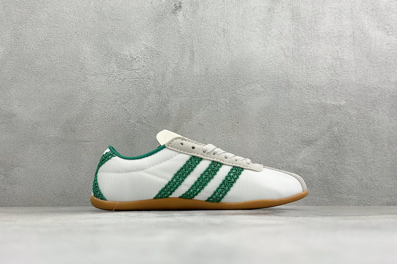 Adidas Tokyo W 阿迪达斯 舒适百搭经典休闲运动鞋 鞋面设计舒适贴合脚面 同时采用柔软材质 穿着轻便舒适 侧