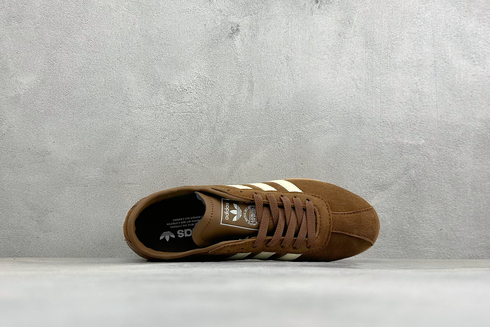 Adidas Tokyo W 阿迪达斯 舒适百搭经典休闲运动鞋 鞋面设计舒适贴合脚面 同时采用柔软材质 穿着轻便舒适 侧
