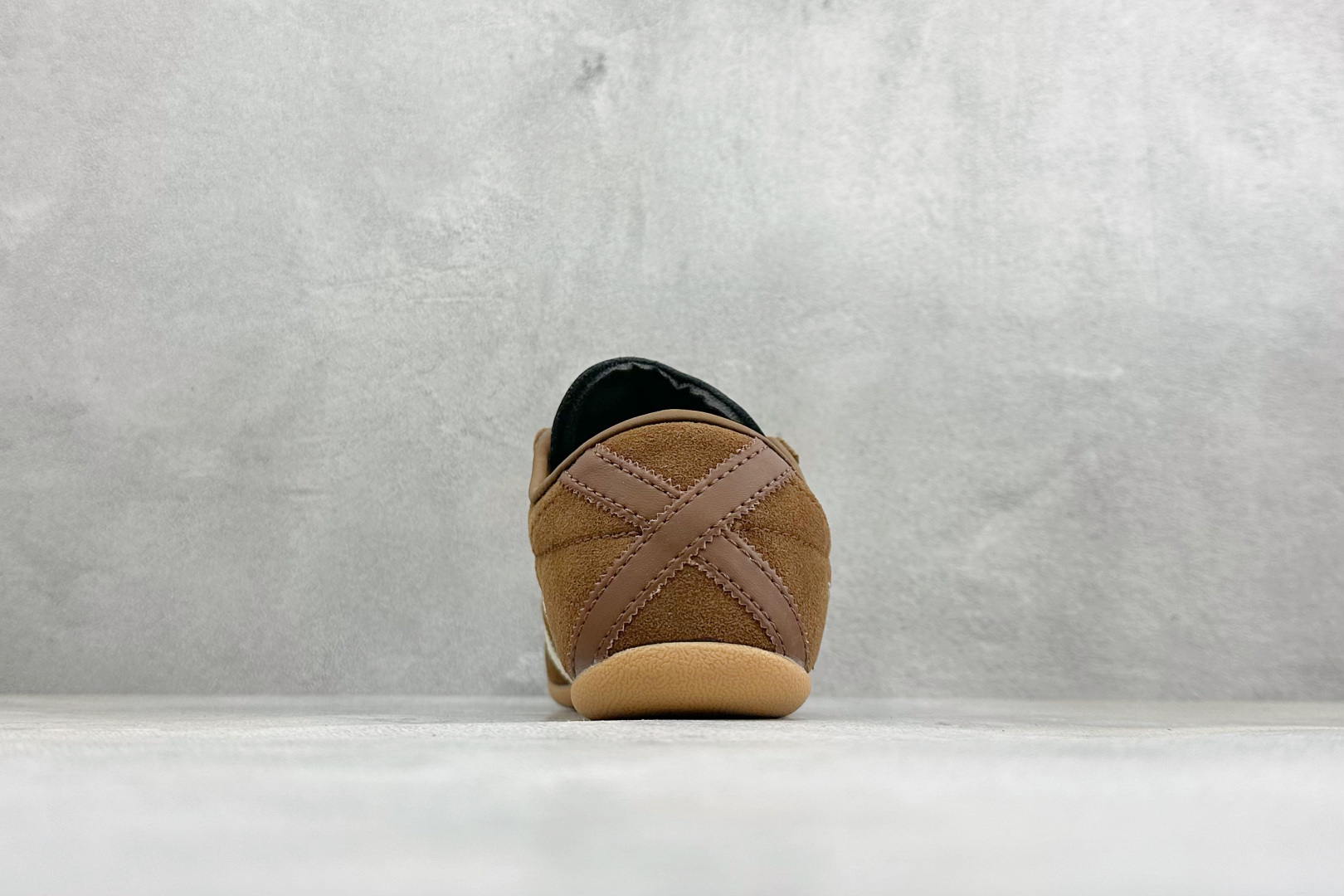 Adidas Tokyo W 阿迪达斯 舒适百搭经典休闲运动鞋 鞋面设计舒适贴合脚面 同时采用柔软材质 穿着轻便舒适 侧