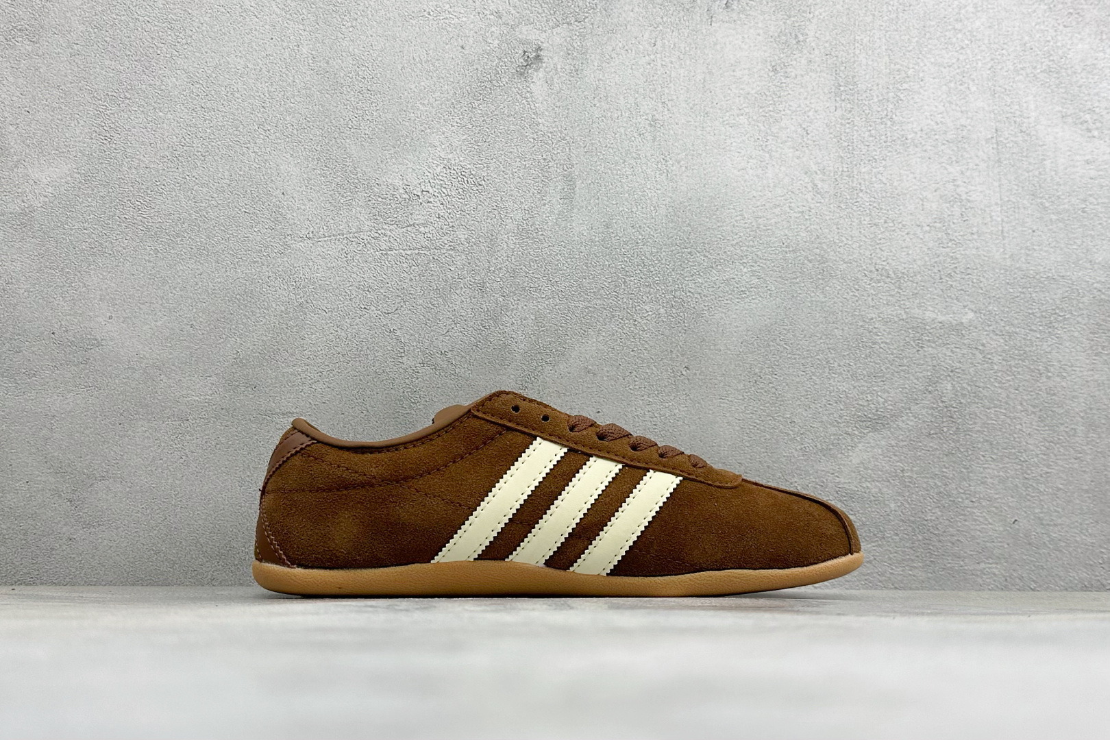 Adidas Tokyo W 阿迪达斯 舒适百搭经典休闲运动鞋 鞋面设计舒适贴合脚面 同时采用柔软材质 穿着轻便舒适 侧