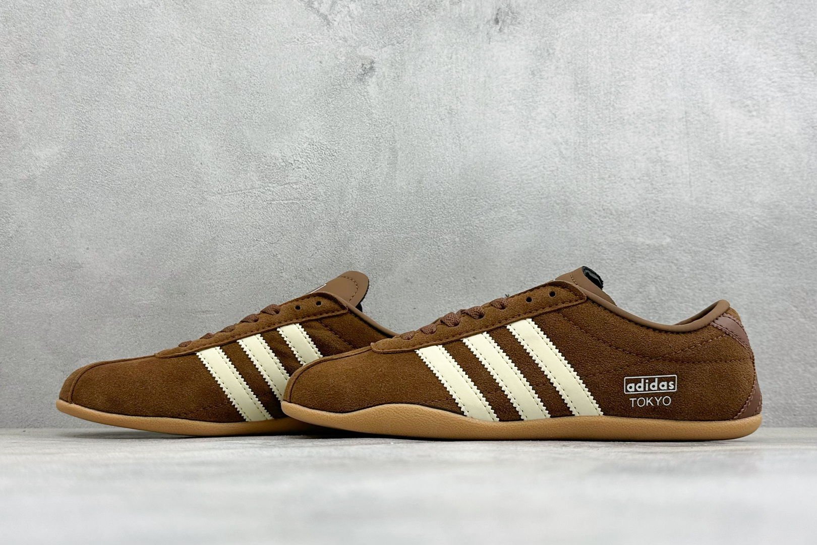 Adidas Tokyo W 阿迪达斯 舒适百搭经典休闲运动鞋 鞋面设计舒适贴合脚面 同时采用柔软材质 穿着轻便舒适 侧